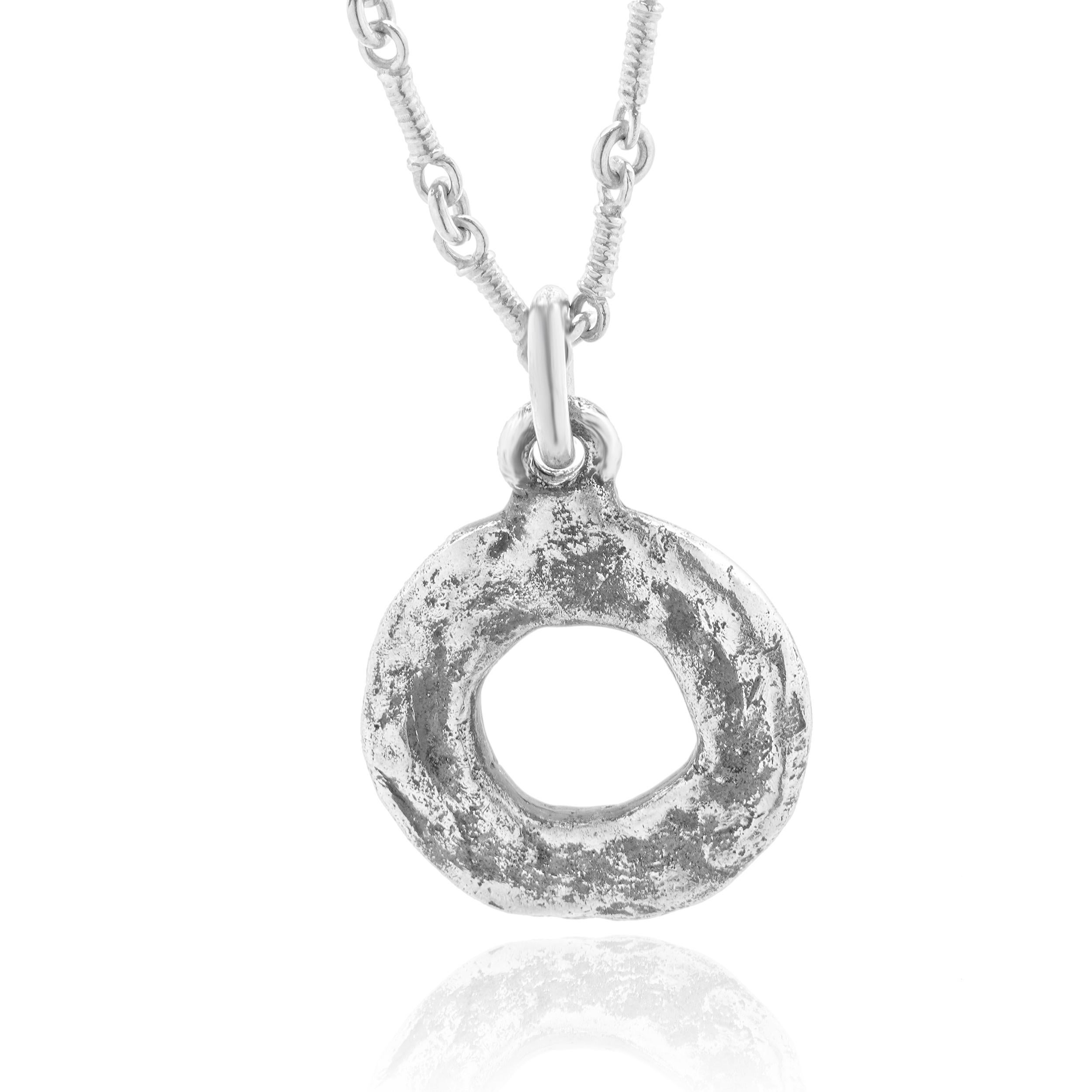 Collar con dije de eslabón de cuerda 