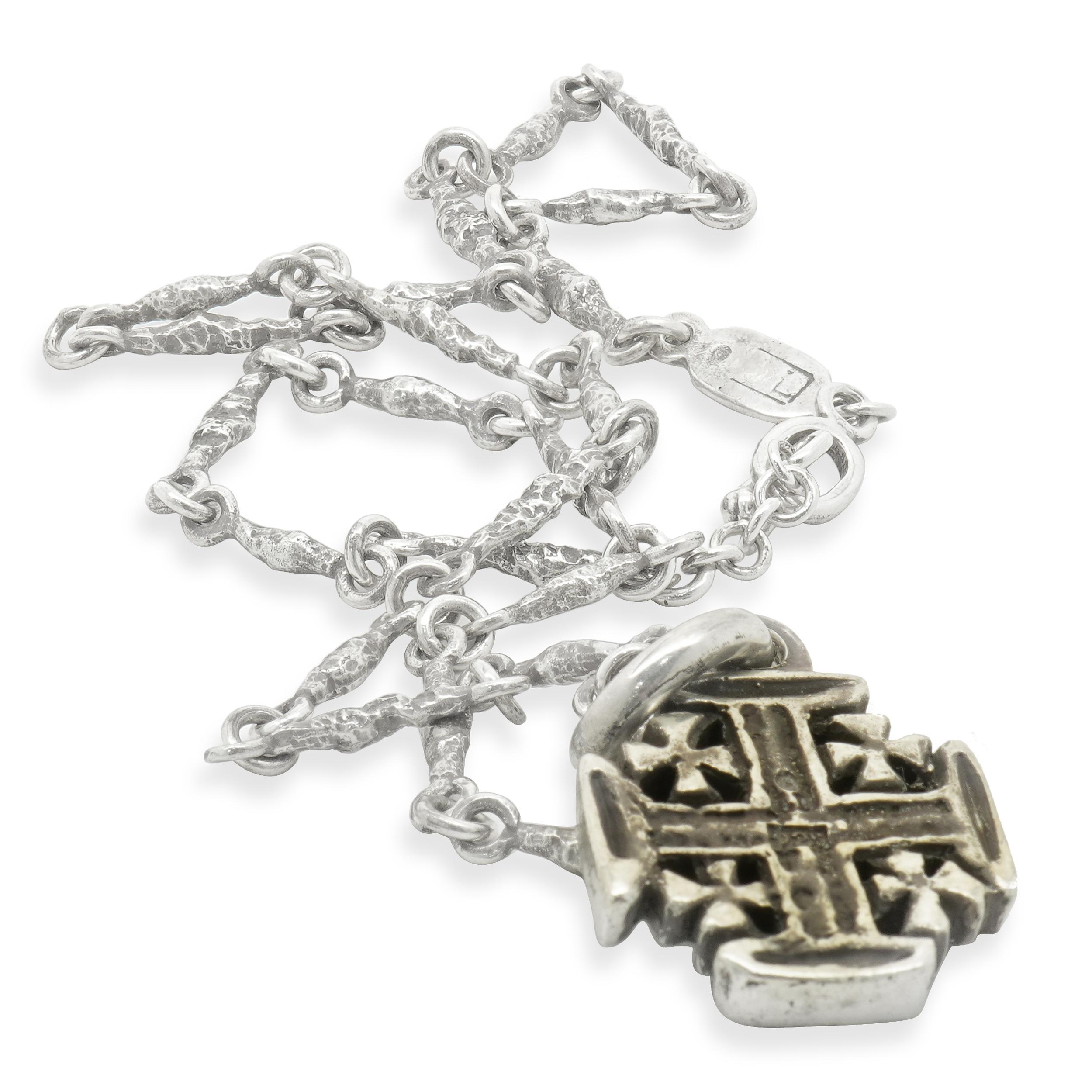Diseñador: Lee Brevard
Material: Plata de ley 
Dimensiones: el collar mide aproximadamente 16 cm de largo
Peso: 23,17 gramos
