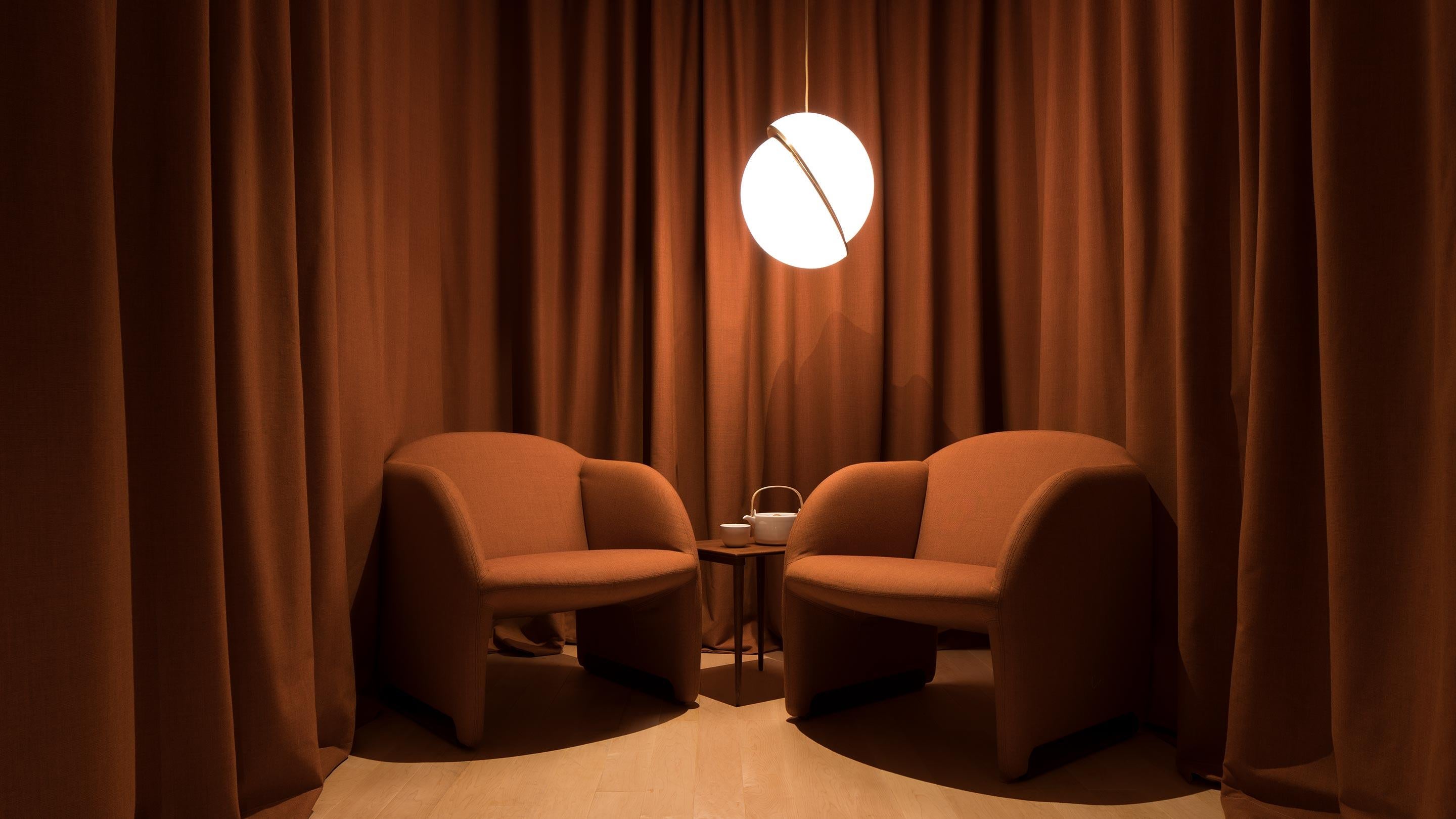 Una sfera illuminata tagliata a metà per rivelare una fascia in ottone spazzolato a forma di mezzaluna, Crescent combina senza soluzione di continuità il solido e l'opaco.

SPECIFICHE TECNICHE

Dimensioni: H 43,5cm x Dia 38cm / H. 17,125 in x Dia 15