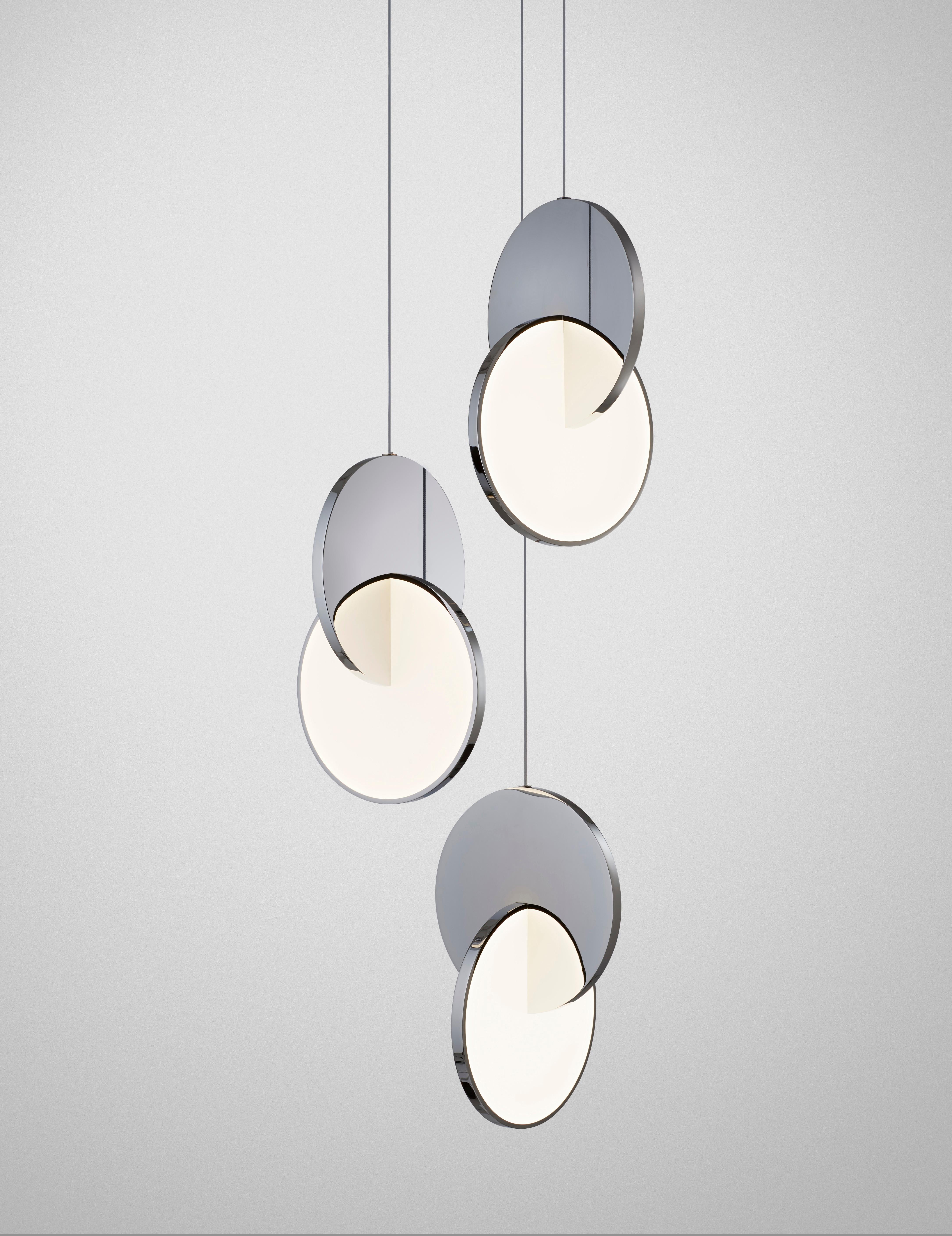 LAMPE SUSPENDUE ECLIPSE OR POLI
Le pendentif Eclipse est céleste tant par son nom que par son inspiration. Des disques d'or et d'acrylique polis comme des miroirs interagissent, se dissèquent et s'obscurcissent, ce qui a pour effet d'éclipser et de