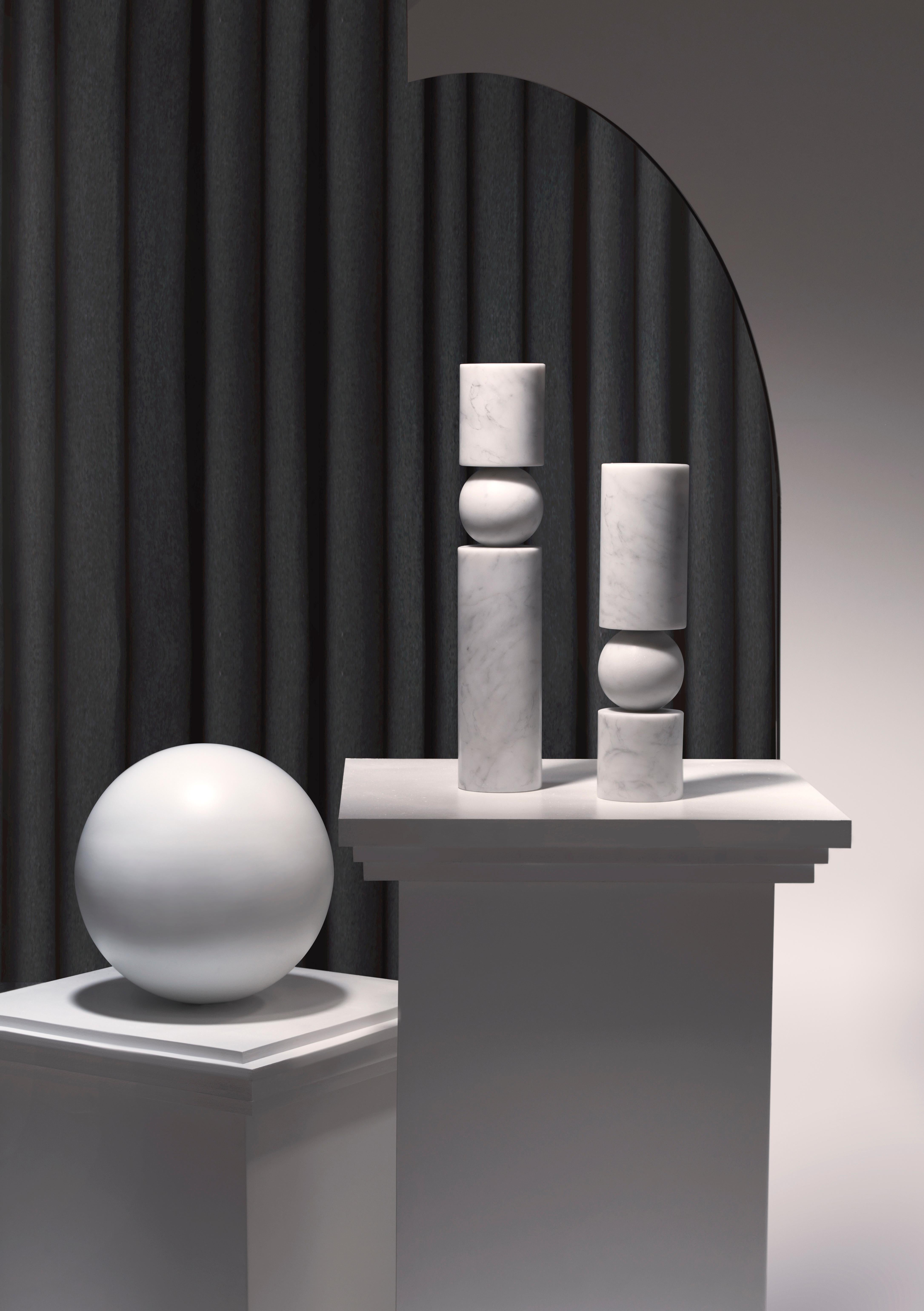 Fulcrum ist ein skulpturaler, monolithischer Kerzenständer, dessen zylindrischer Schaft auf einer zentralen Kugel zu balancieren scheint, und spielt mit dem Konzept von Drehpunkten und Stützen. 

Inklusive großer klarer Tasse Teelicht Kerze.