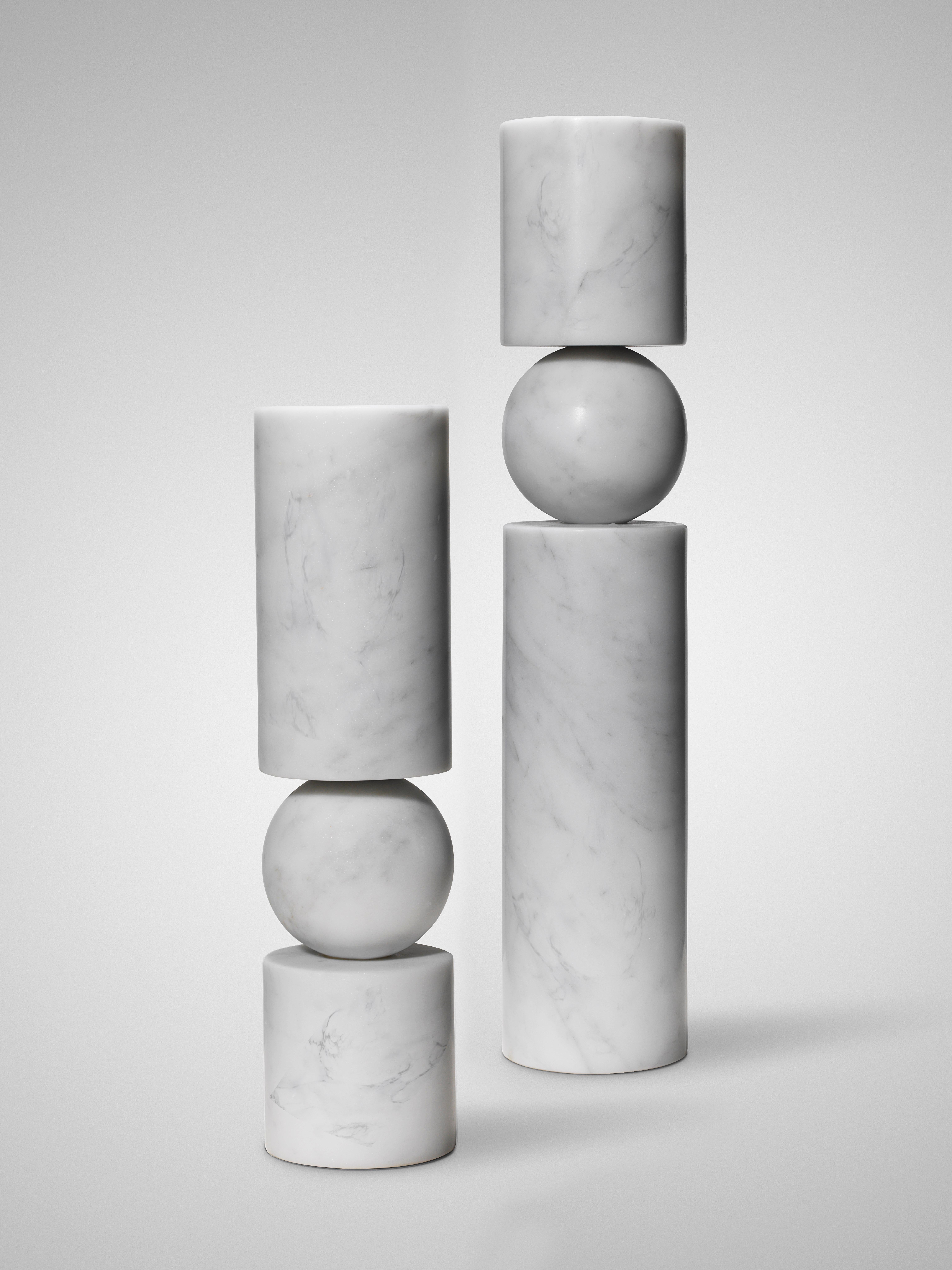 Lee Broom - Fulcrum-Kerzenständer aus weißem Marmor - Groß (Moderne) im Angebot