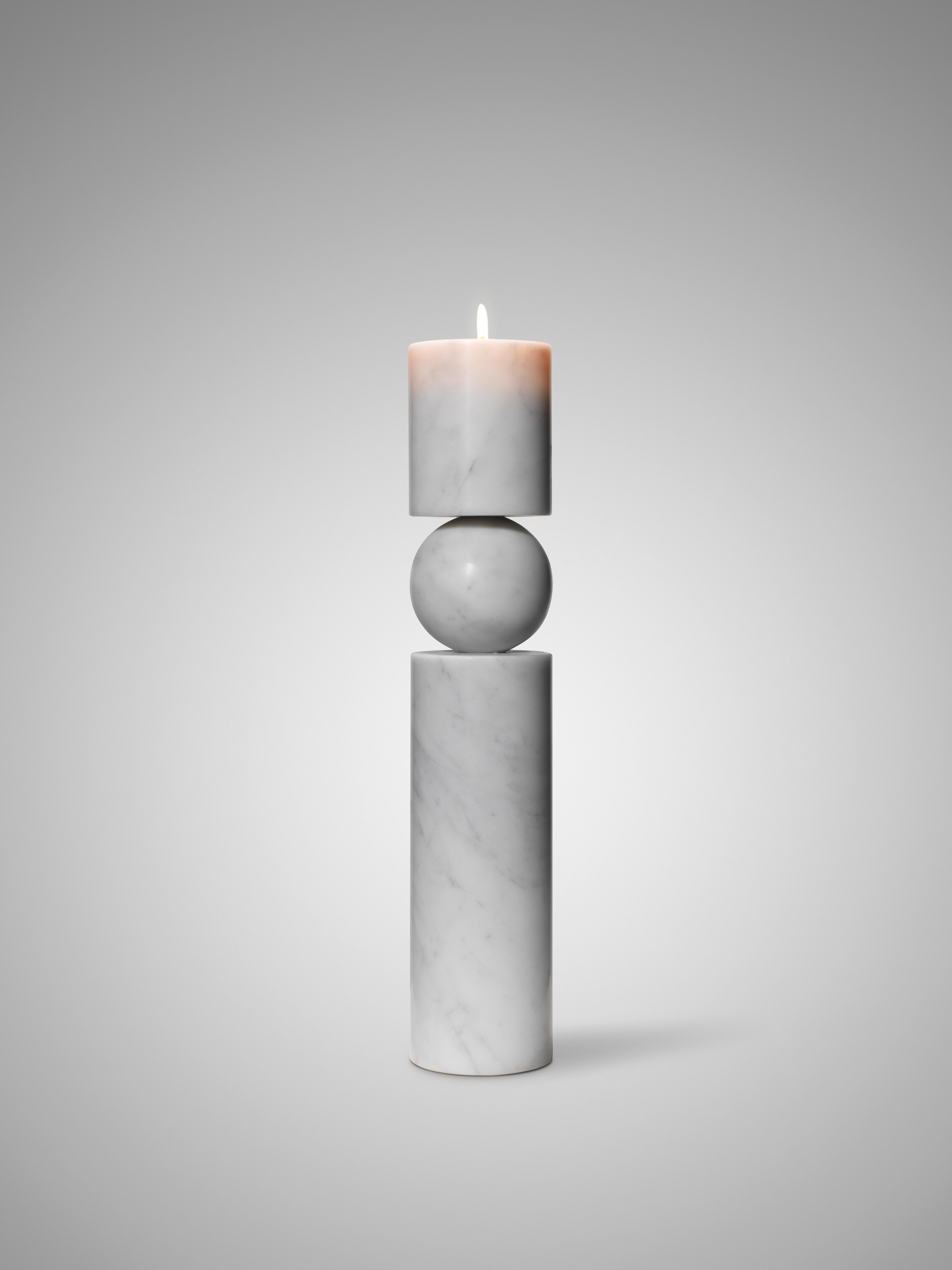 Lee Broom - Fulcrum-Kerzenständer aus weißem Marmor - Groß (Britisch) im Angebot