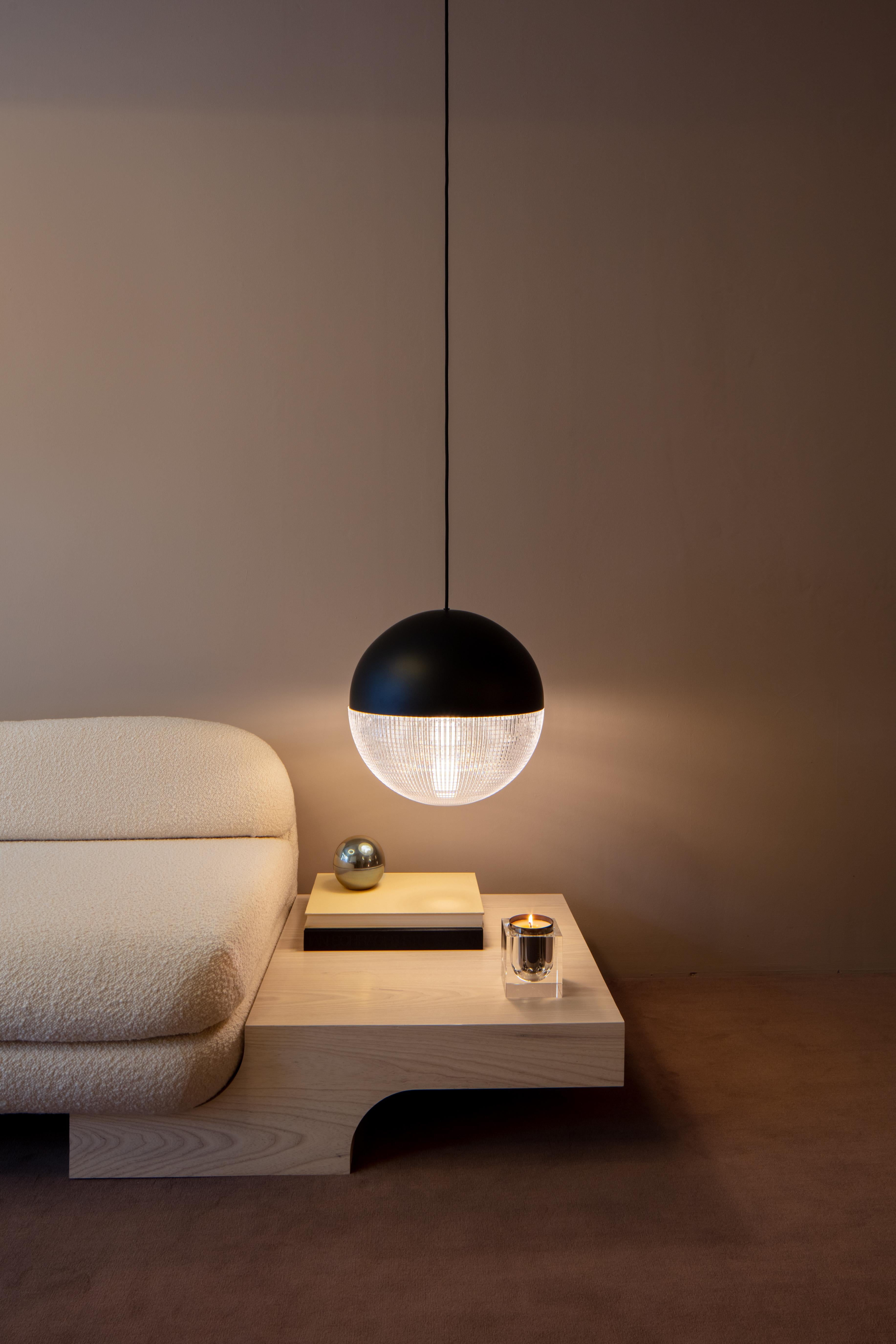 LAMPADA A SOSPENSIONE LENS FLAIR - NERO
Ispirato alle lenti telescopiche e all'arte delle rifrazioni orizzontali e verticali, Lens Flair è un pezzo diviso in due metà, che combina senza soluzione di continuità il solido e il trasparente. Una