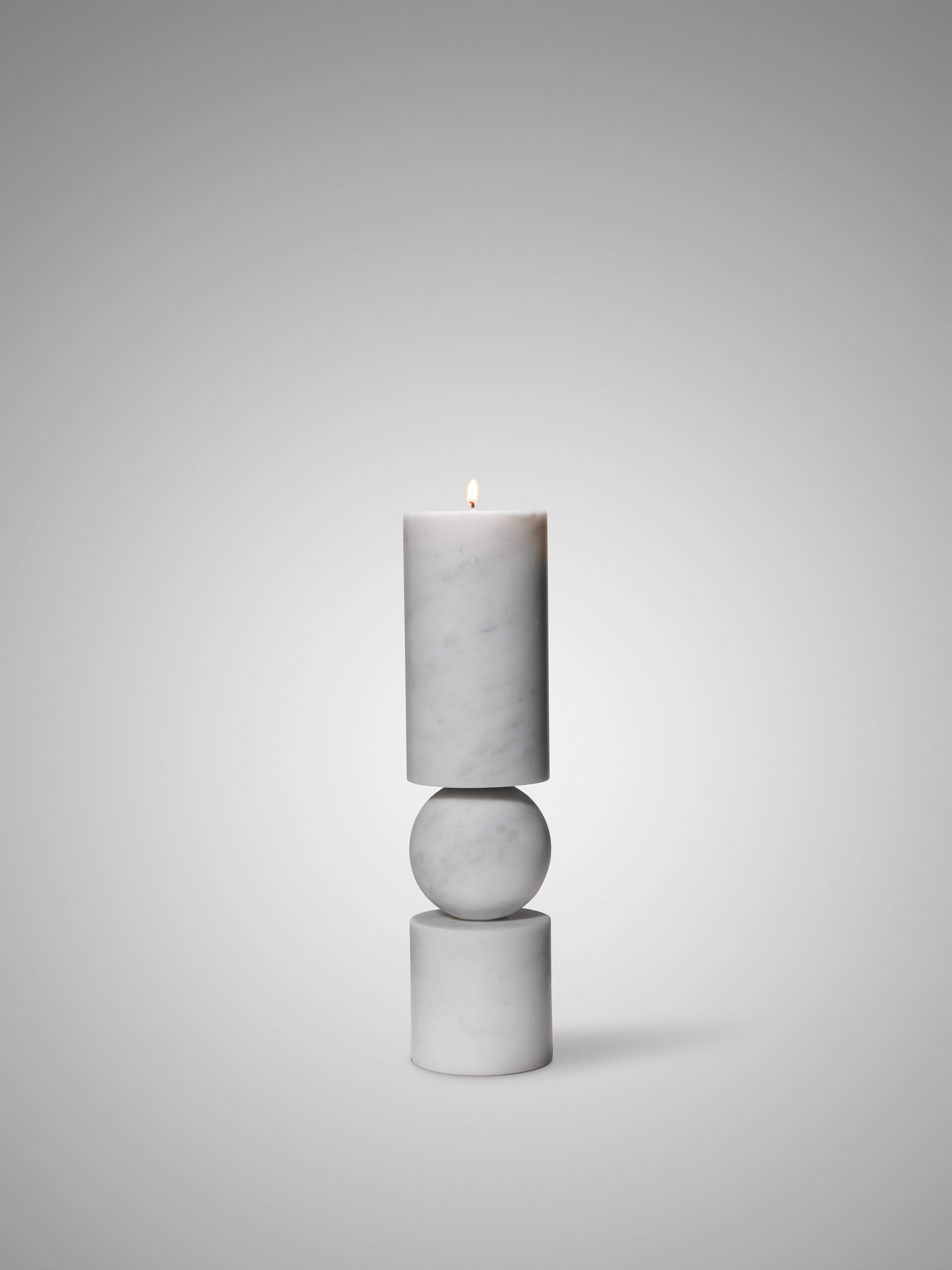 Giocando sul concetto di perni e supporti, Fulcrum è un candeliere scultoreo e monolitico il cui stelo cilindrico sembra essere in equilibrio su una sfera centrale. 

Include una candela tealight a coppa trasparente di grandi dimensioni.