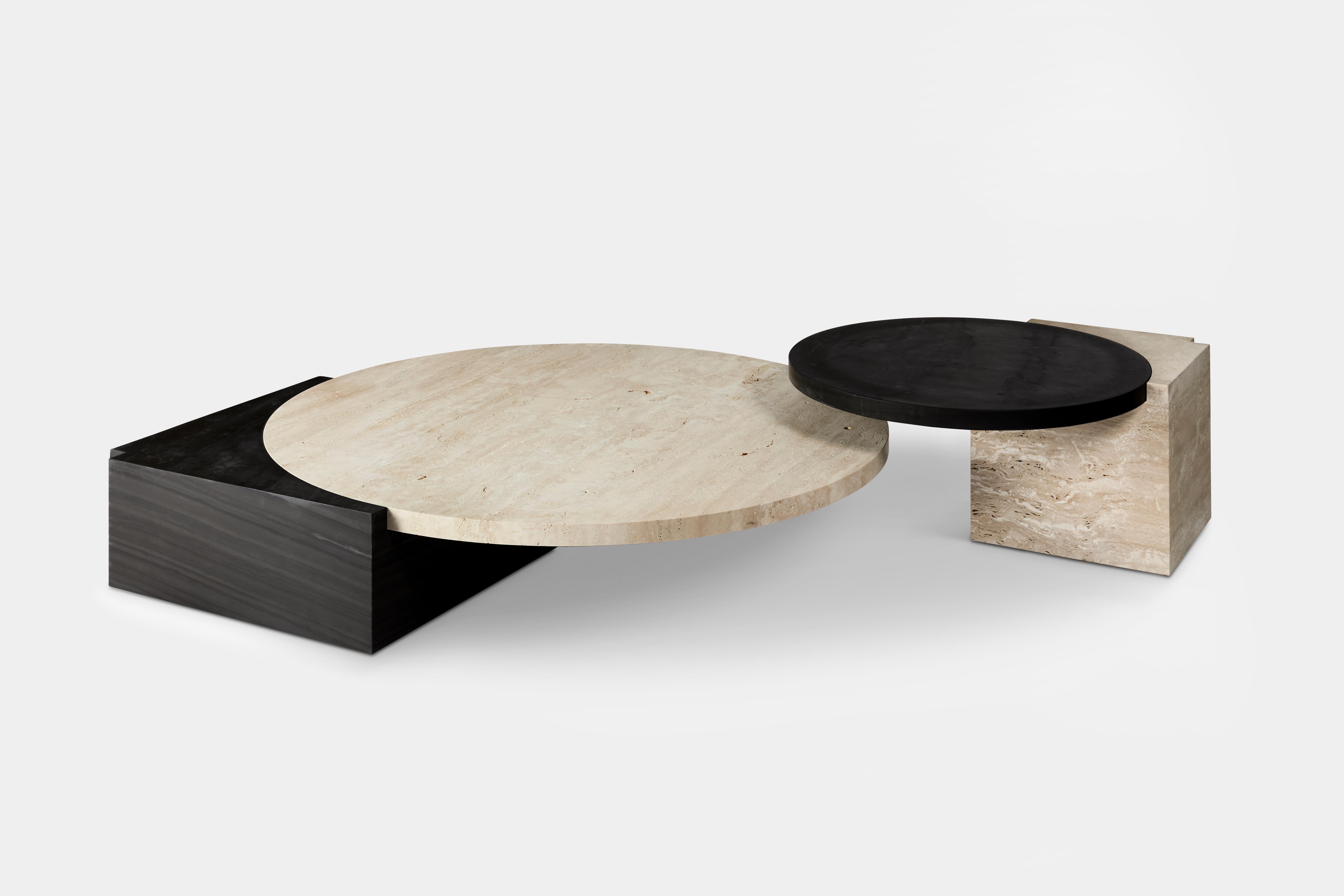 Les tables Tribeca sont une série de tables d'appoint et de tables basses sculpturales qui reflètent le même concept de flottement que le canapé, semblant défier les lois de la gravité. 

Fabriquée en marbre de soie noir et en travertin, avec des
