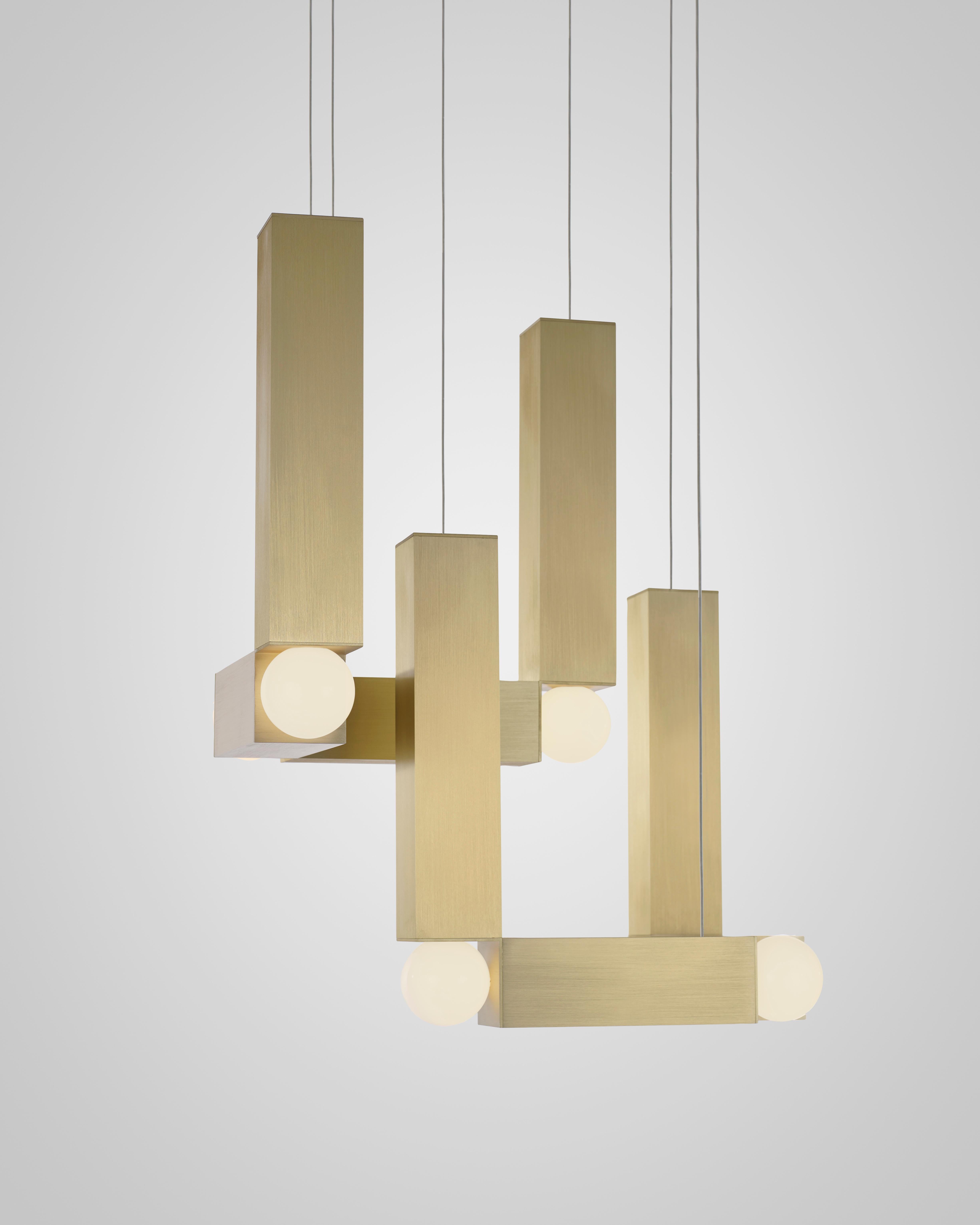 VESPER DUO ARGENT BROSSÉ
Vesper s'inspire des lignes géométriques simples des sculptures brutalistes et de l'éclairage des cathédrales modernes. Formé d'aluminium extrudé et disponible en or ou argent anodisé, Vesper explore l'équilibre délicat et