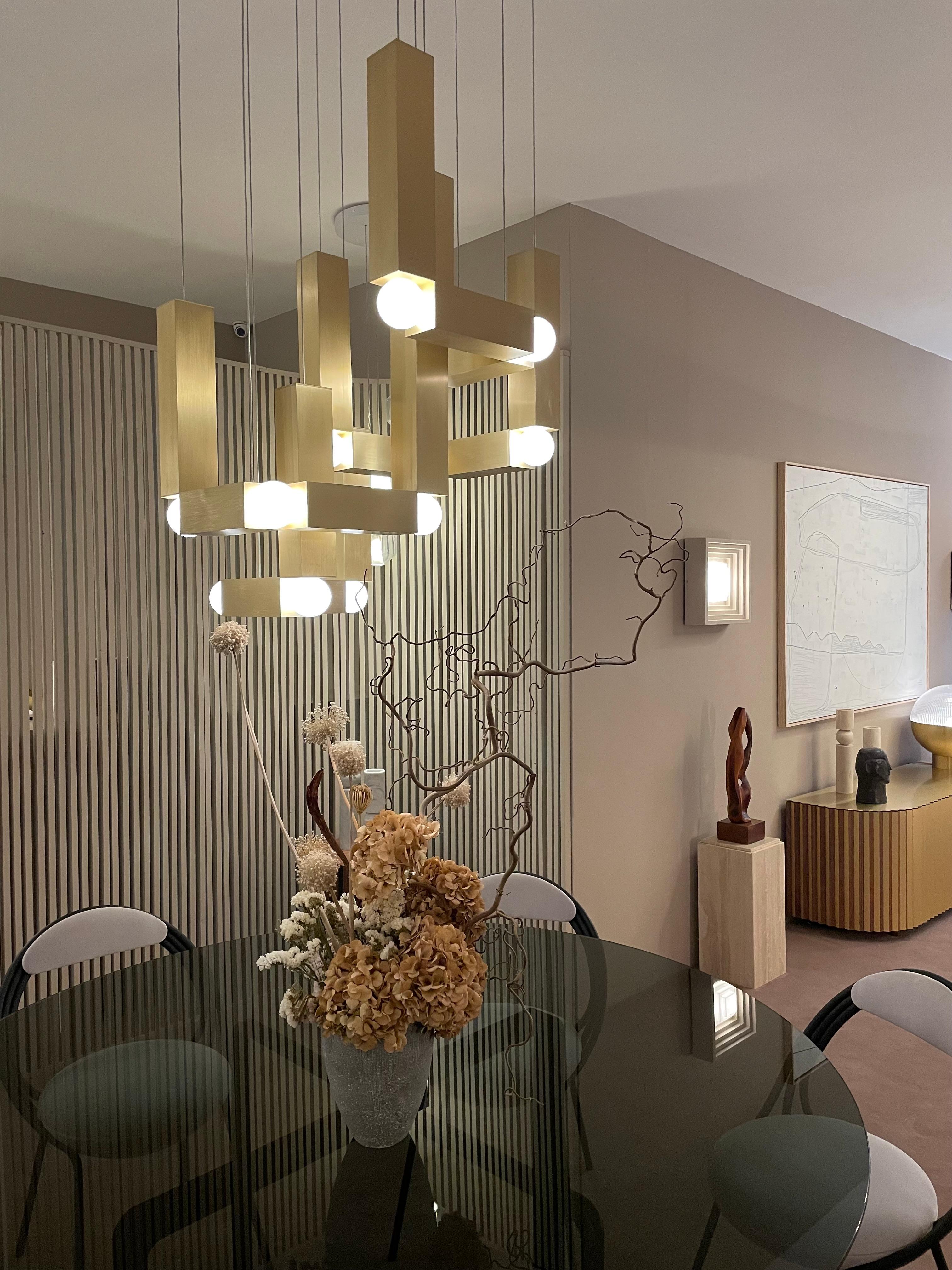 Vesper si ispira alle semplici linee geometriche della scultura brutalista e all'illuminazione delle cattedrali moderniste. Formata da alluminio estruso e disponibile in oro o argento anodizzato, Vesper esplora il delicato equilibrio e