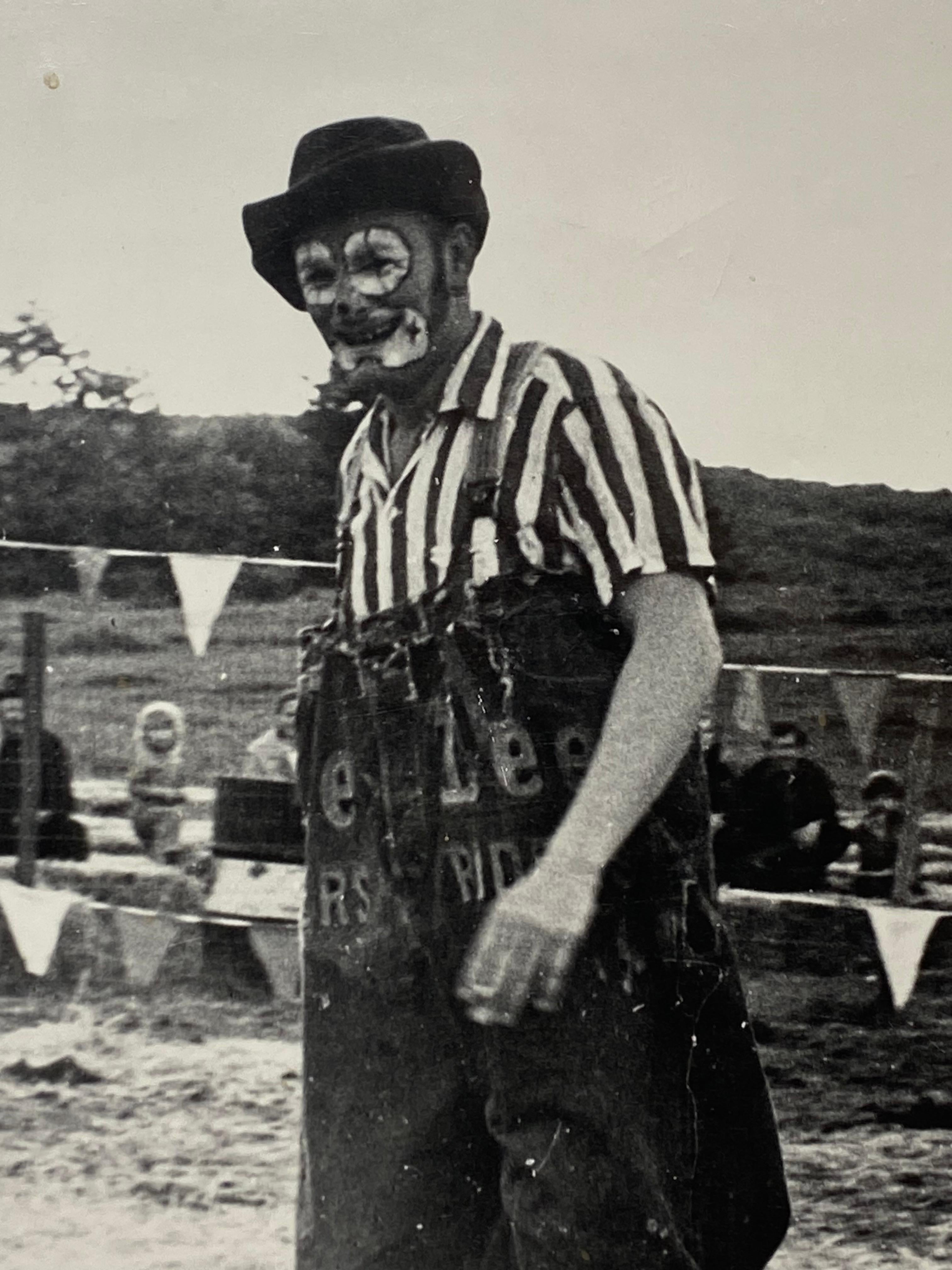 Foto vintage in bianco e nero della fine degli anni '60 di un clown da rodeo in tuta Lee Denim. Sembra un normale paio di jeans Lee con l'aggiunta di bretelle. Ottimo lavoro con la pittura del viso. La foto è su carta Kodak. 

Buone condizioni