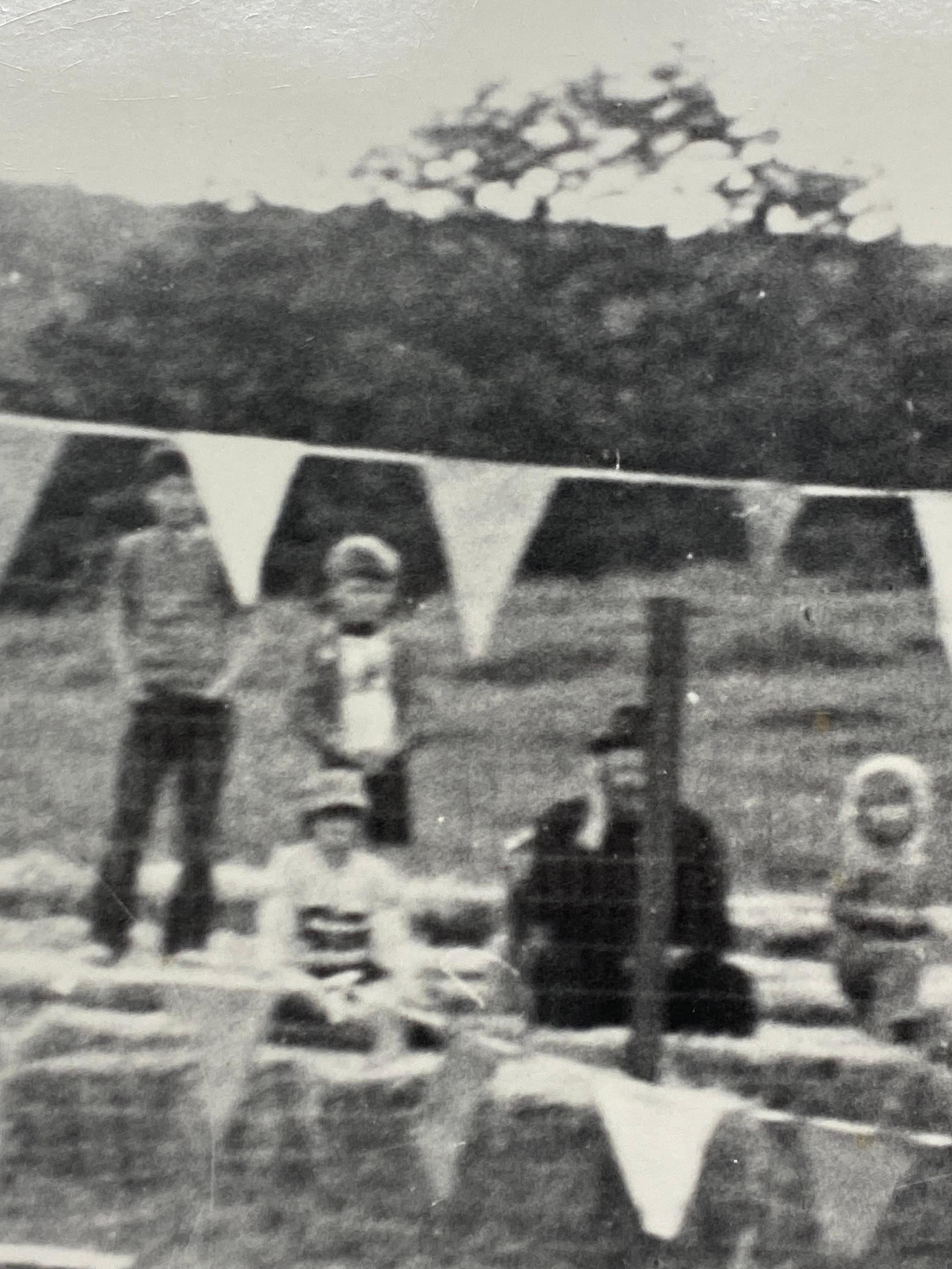 Foto in bianco e nero di Lee Denim Clown Rodeo, anni '60 in vendita 2