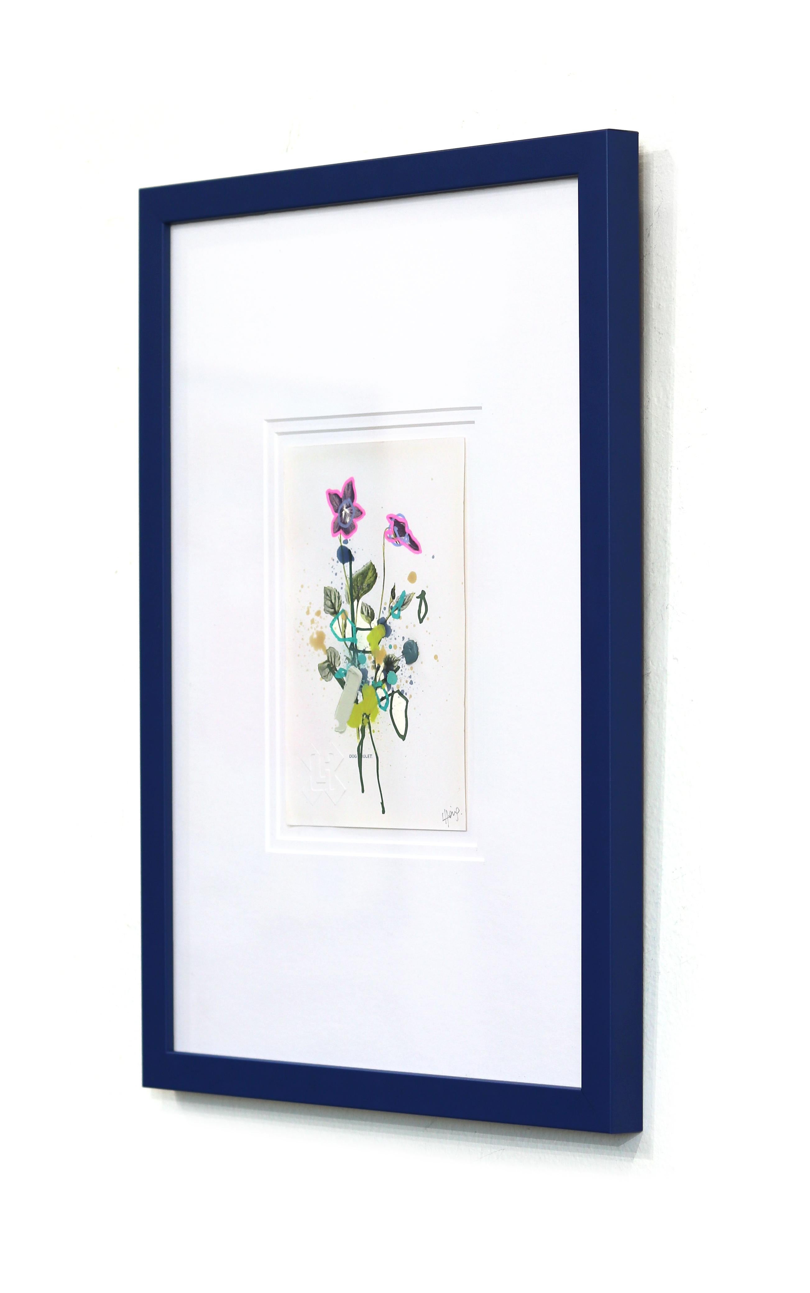 Dog Violet - Bodegón Floral en Técnica Mixta Azul Marino Obra de Arte Enmarcada - Still-Life Painting Púrpura de Lee Herring