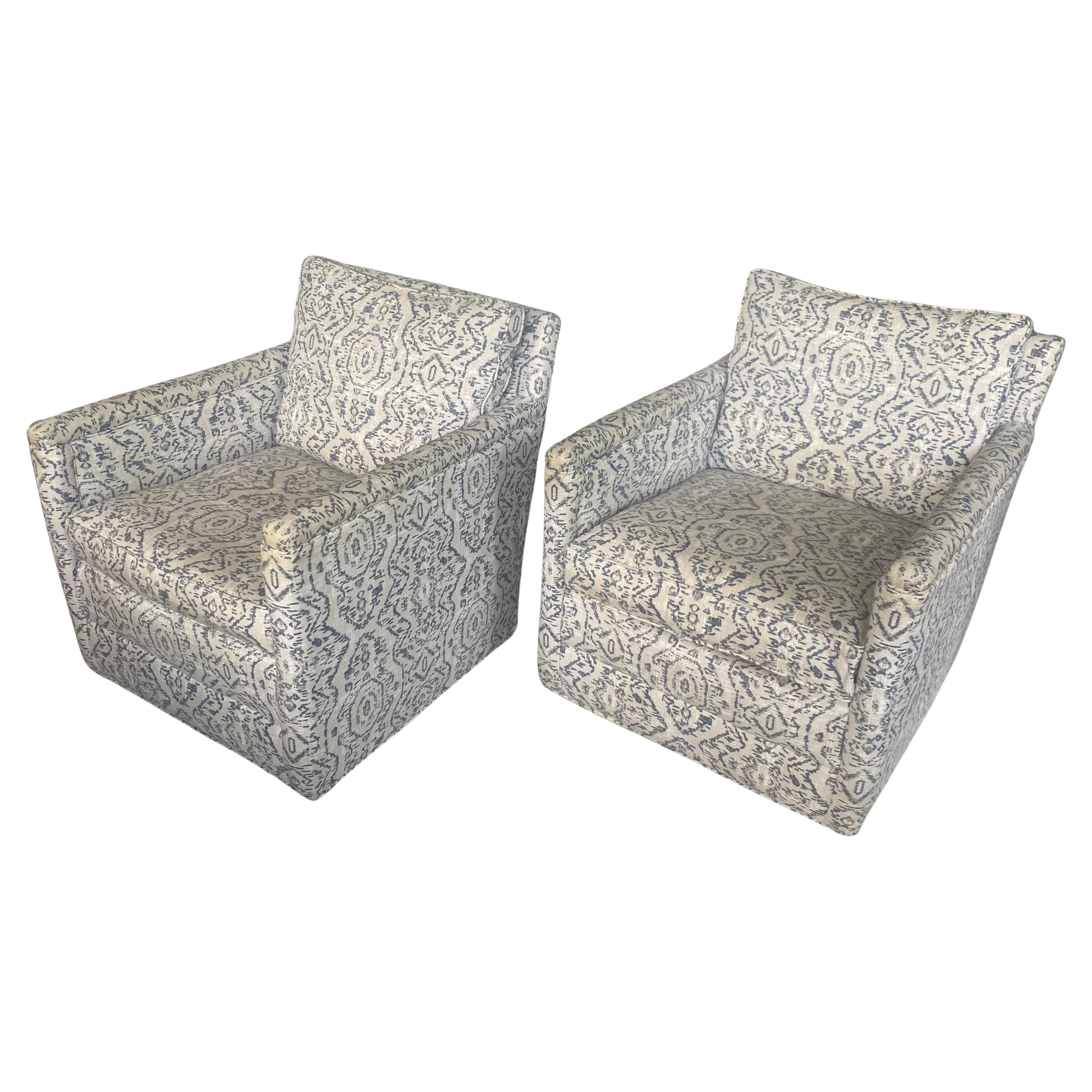 Cuatro modernas sillas giratorias de Lee Industries.  Estas clásicas tumbonas tapizadas de líneas limpias presentan un tejido de mezcla de algodón y lino adamascado en tonos azules y grises, con cojines de respaldo y asiento rellenos de plumón