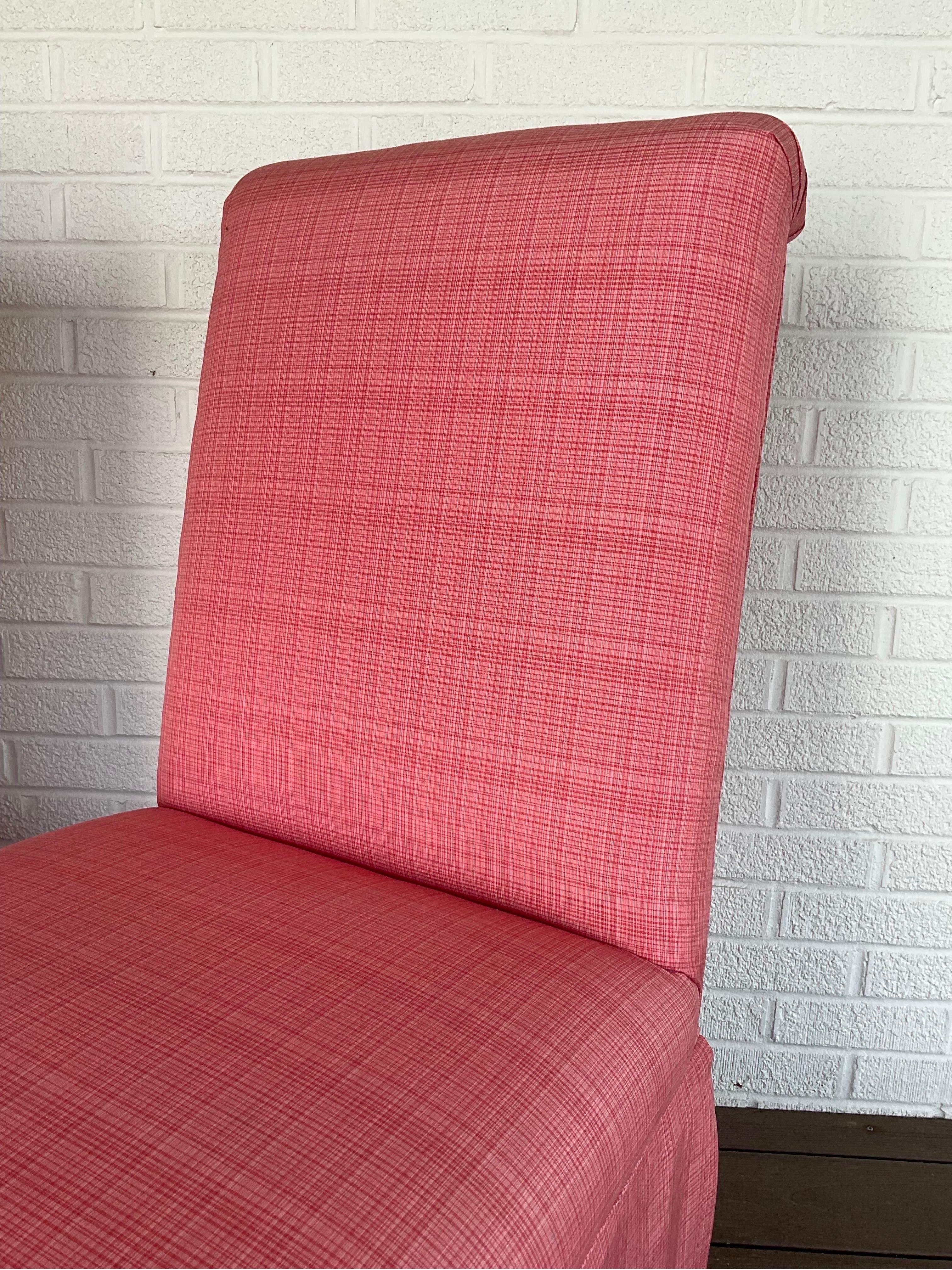 Classique américain Lee Jofa Custom Parsons Chairs - une paire en vente