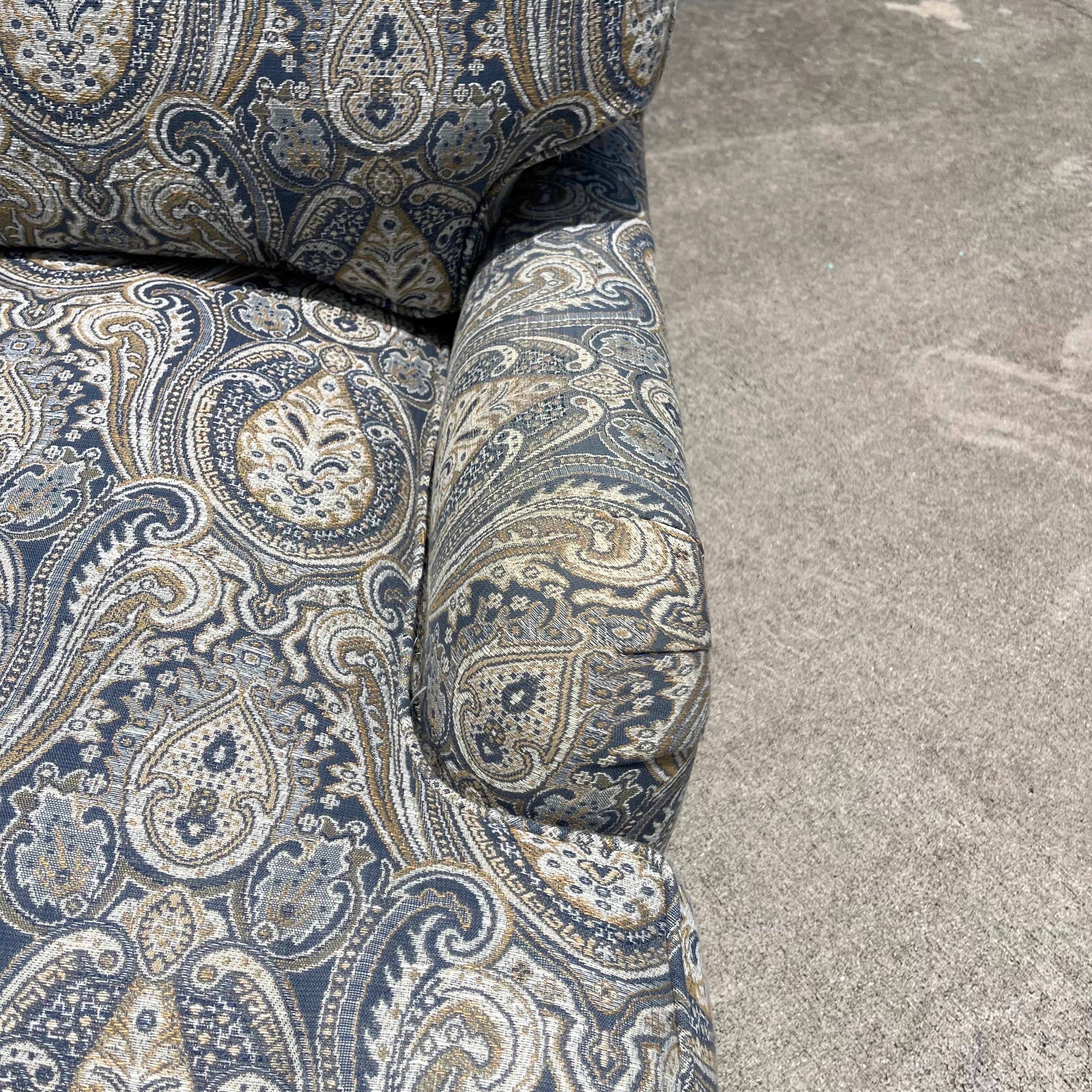 Lee Jofa Sillones de salón giratorios con brazos basculantes, Hand Made in America, un par en venta 5