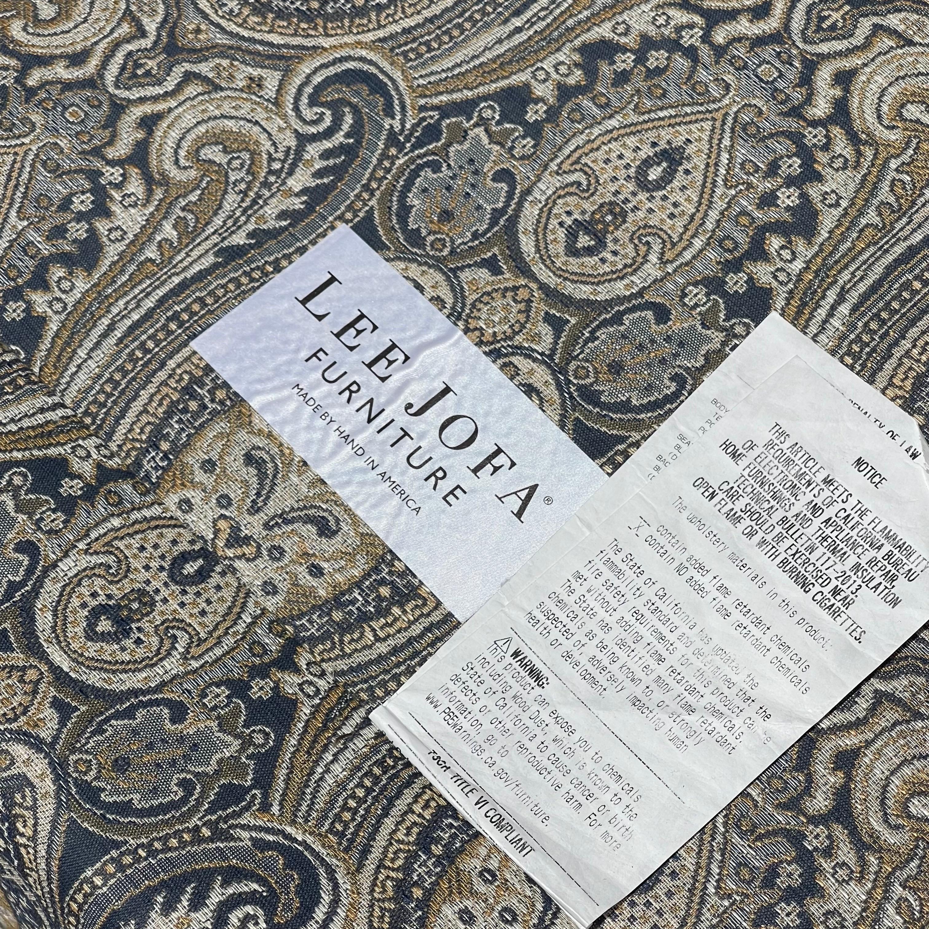 Lee Jofa Sillones de salón giratorios con brazos basculantes, Hand Made in America, un par en venta 8