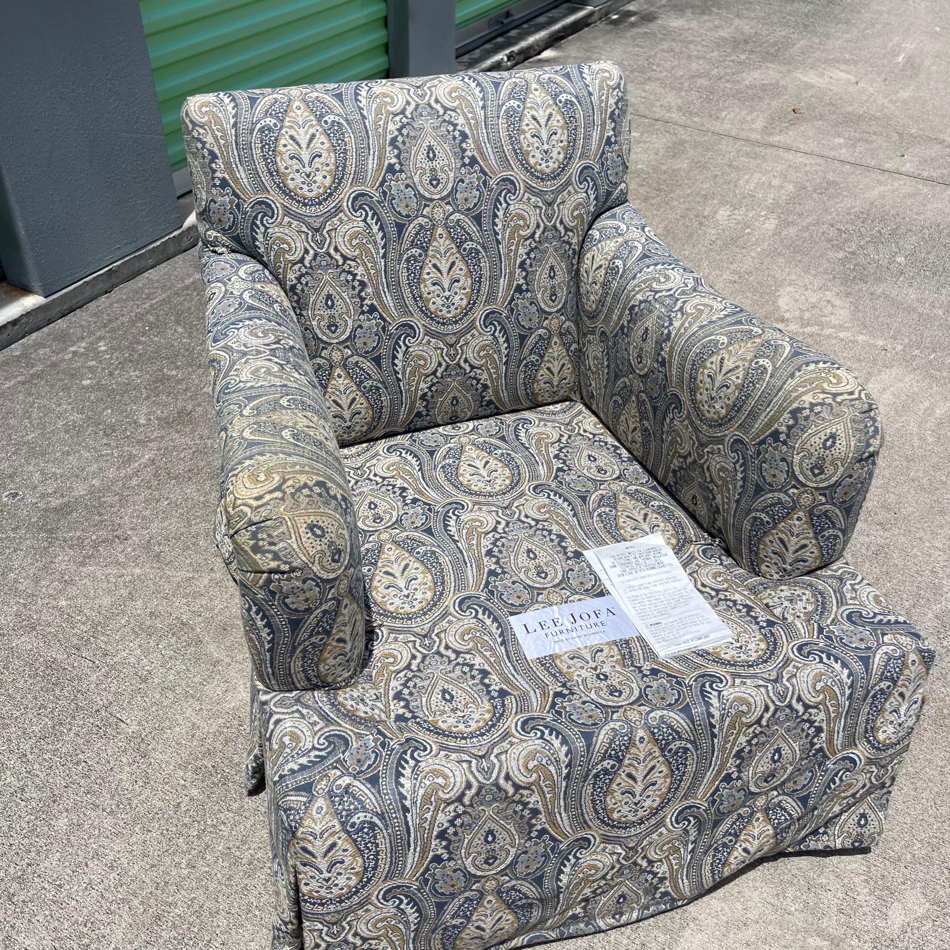 Lee Jofa Sillones de salón giratorios con brazos basculantes, Hand Made in America, un par en venta 9