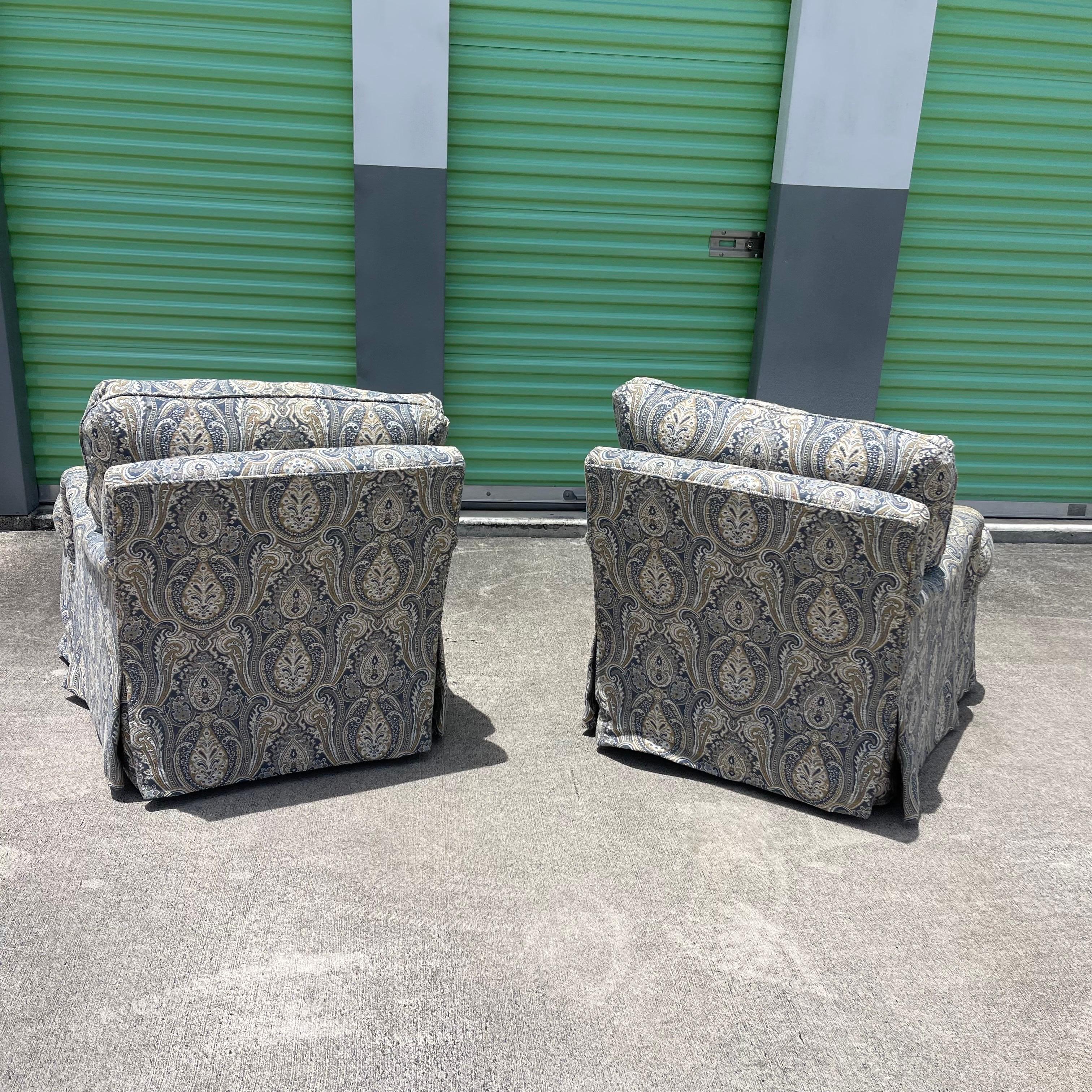 Lee Jofa Sillones de salón giratorios con brazos basculantes, Hand Made in America, un par en Bueno estado para la venta en Jensen Beach, FL