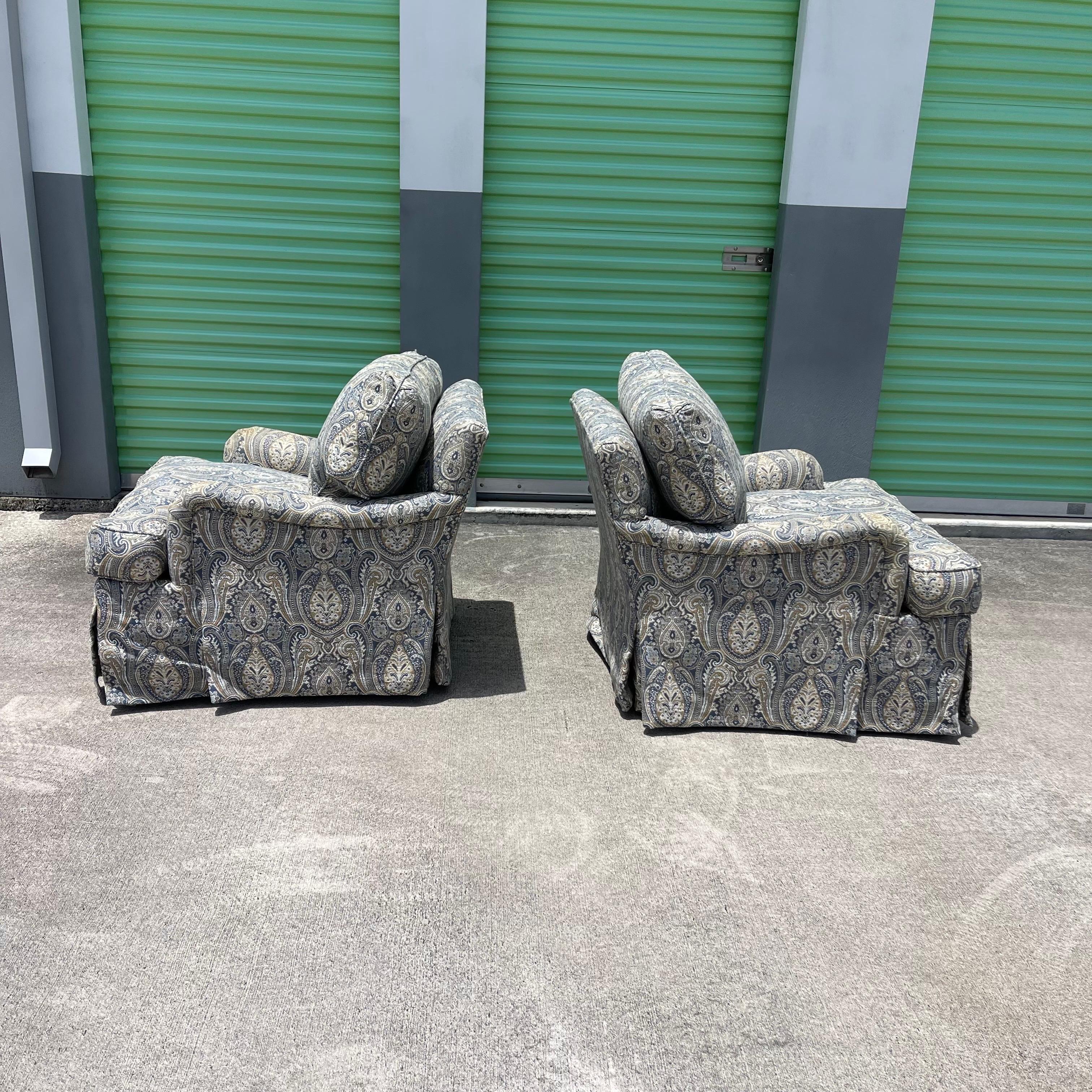 Lee Jofa Sillones de salón giratorios con brazos basculantes, Hand Made in America, un par siglo XX en venta