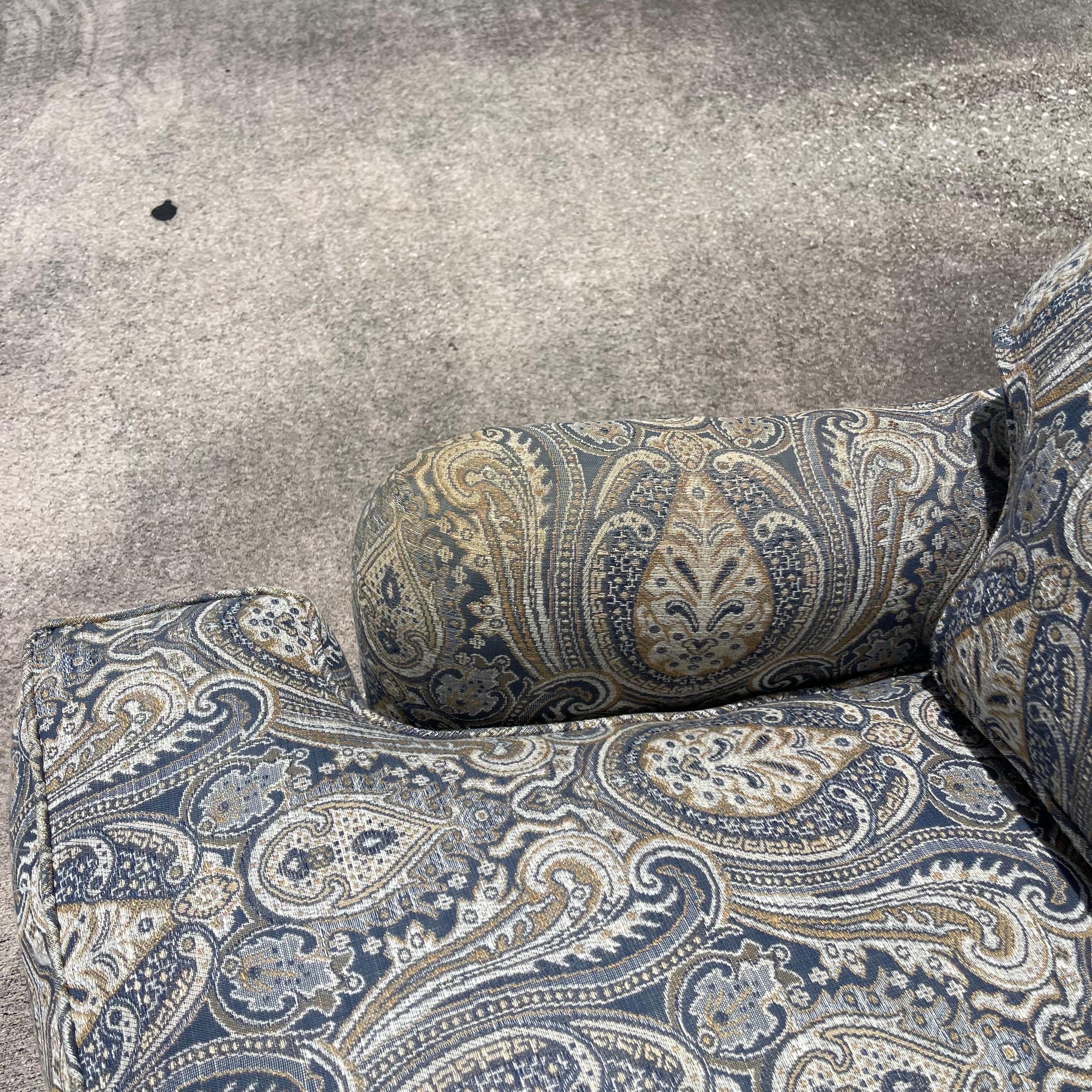Lee Jofa Sillones de salón giratorios con brazos basculantes, Hand Made in America, un par Abajo en venta