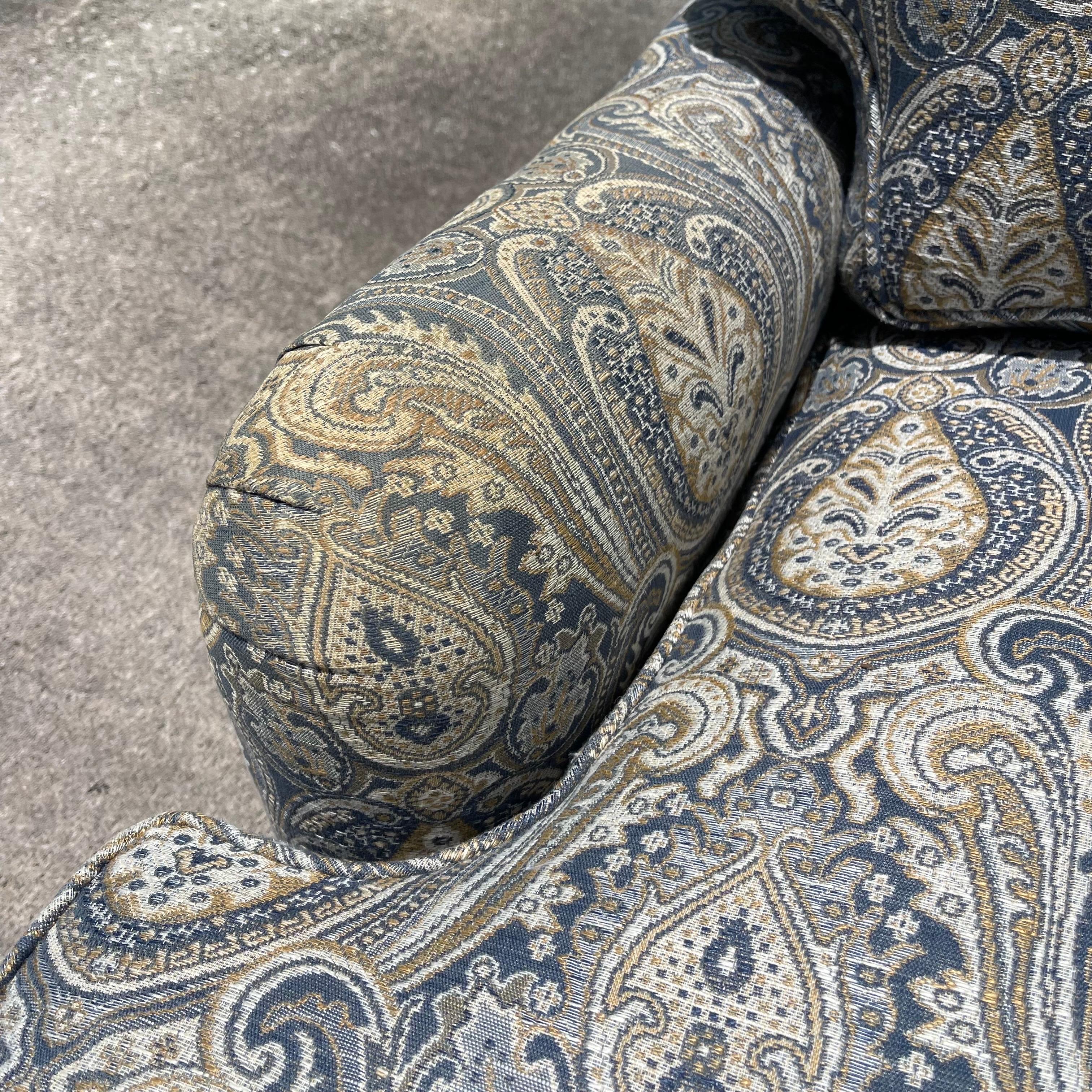 Lee Jofa Sillones de salón giratorios con brazos basculantes, Hand Made in America, un par en venta 1