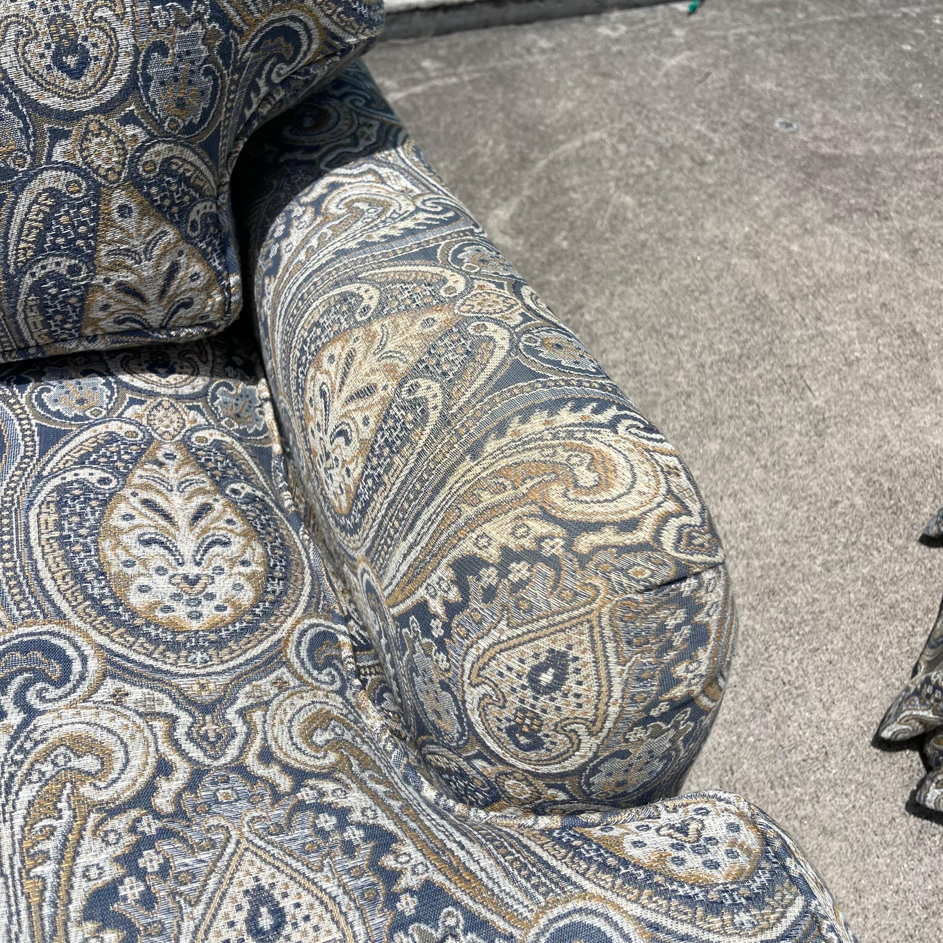 Lee Jofa Sillones de salón giratorios con brazos basculantes, Hand Made in America, un par en venta 2