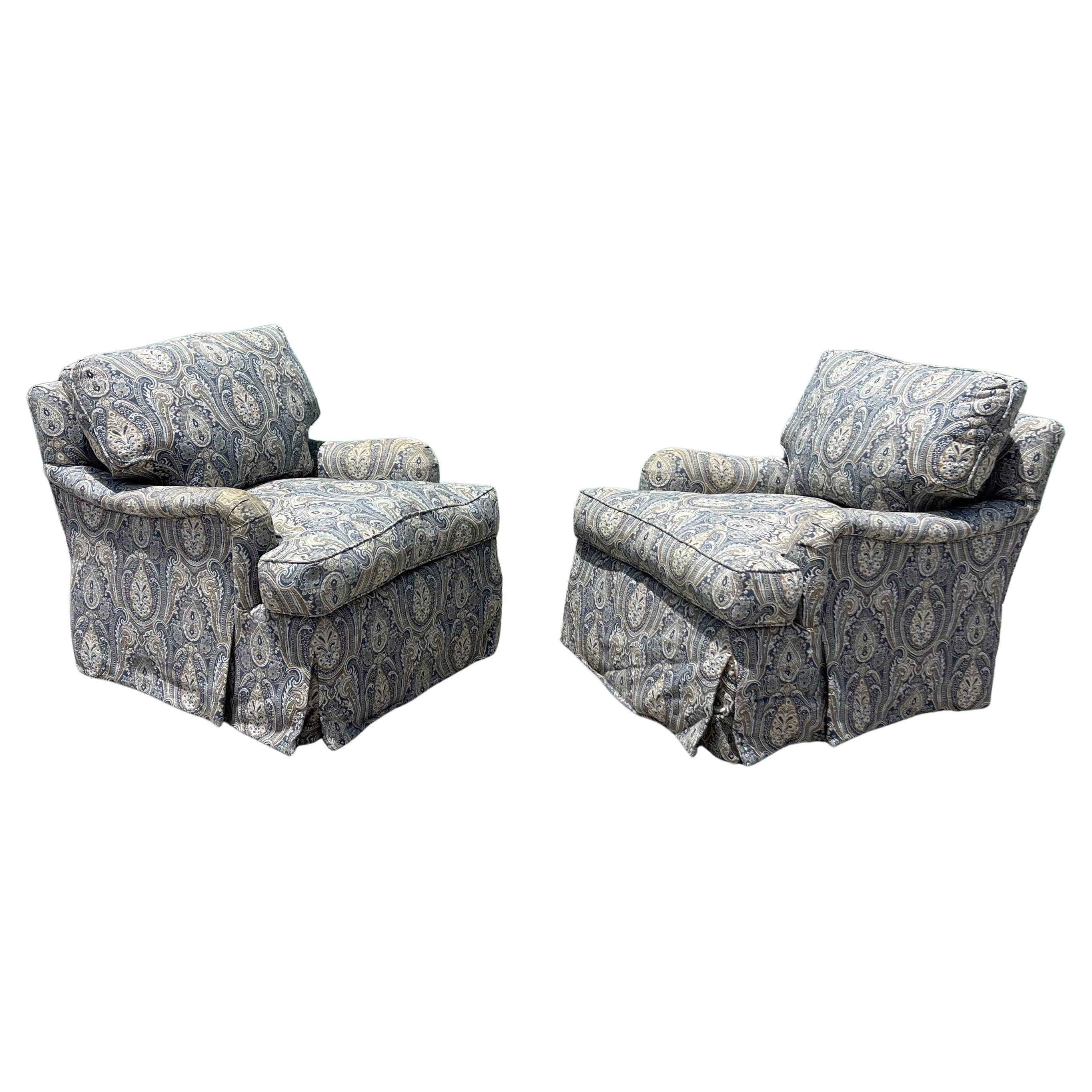 Lee Jofa Sillones de salón giratorios con brazos basculantes, Hand Made in America, un par en venta