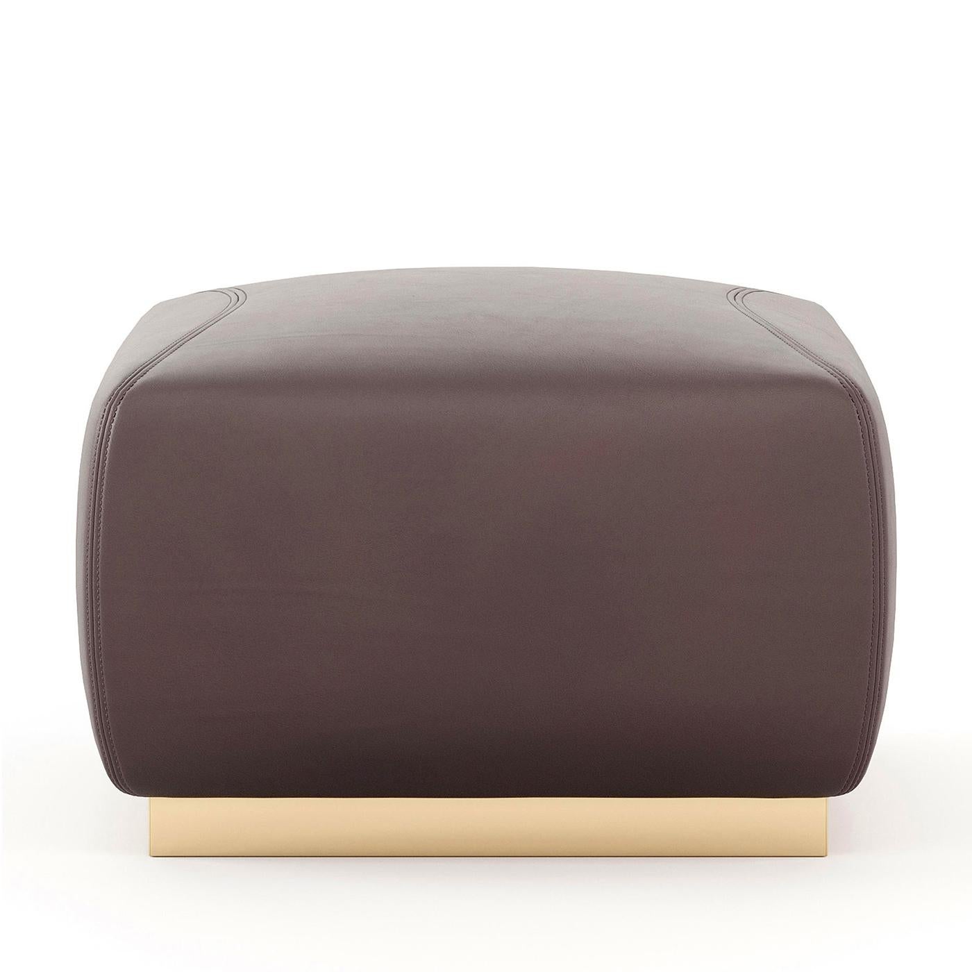 Pouf Lee upholstered and covered with brown genuine leather
with visible stitching. Base in polished stainless steel in gold finish.
Also available on request with other leather colors and also available
with other steel finishes.