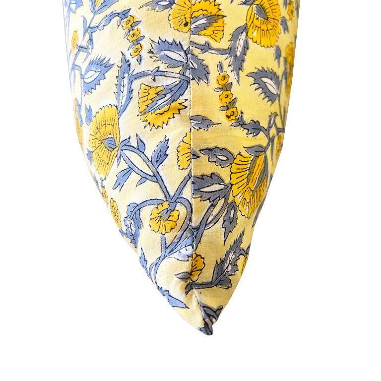 Colonial britannique Coussin à motif de fleurs en duvet imprimé en sergé Lee Radziwill, jaune, Inde en vente