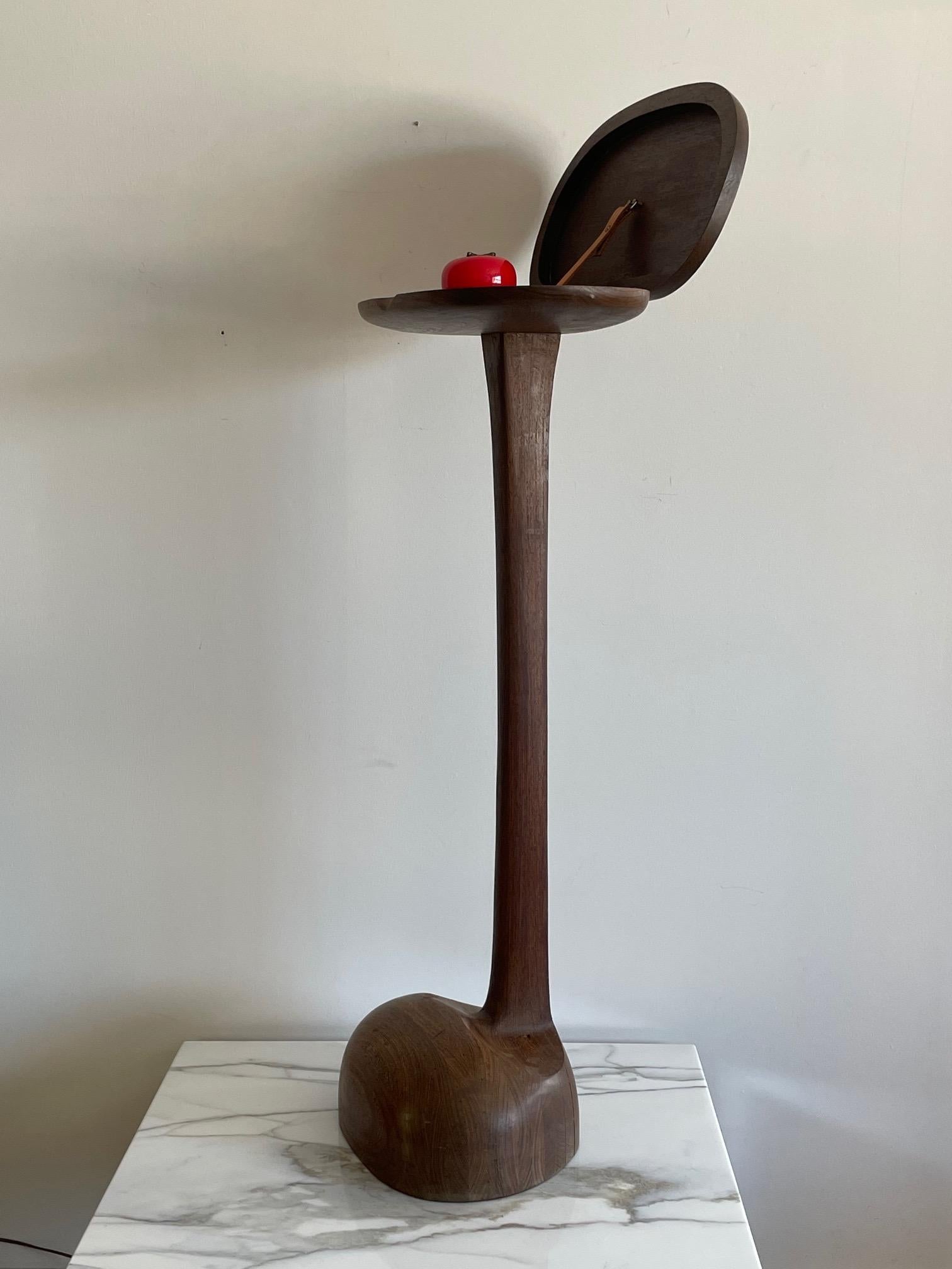 Une pièce inhabituelle et unique de l'artisanat américain : la sculpture verticale réalisée par Lee Rohde avec un compartiment de rangement en bois de wengé massif. Le dessus s'ouvre pour révéler un compartiment de rangement peu profond. Fabriqué en