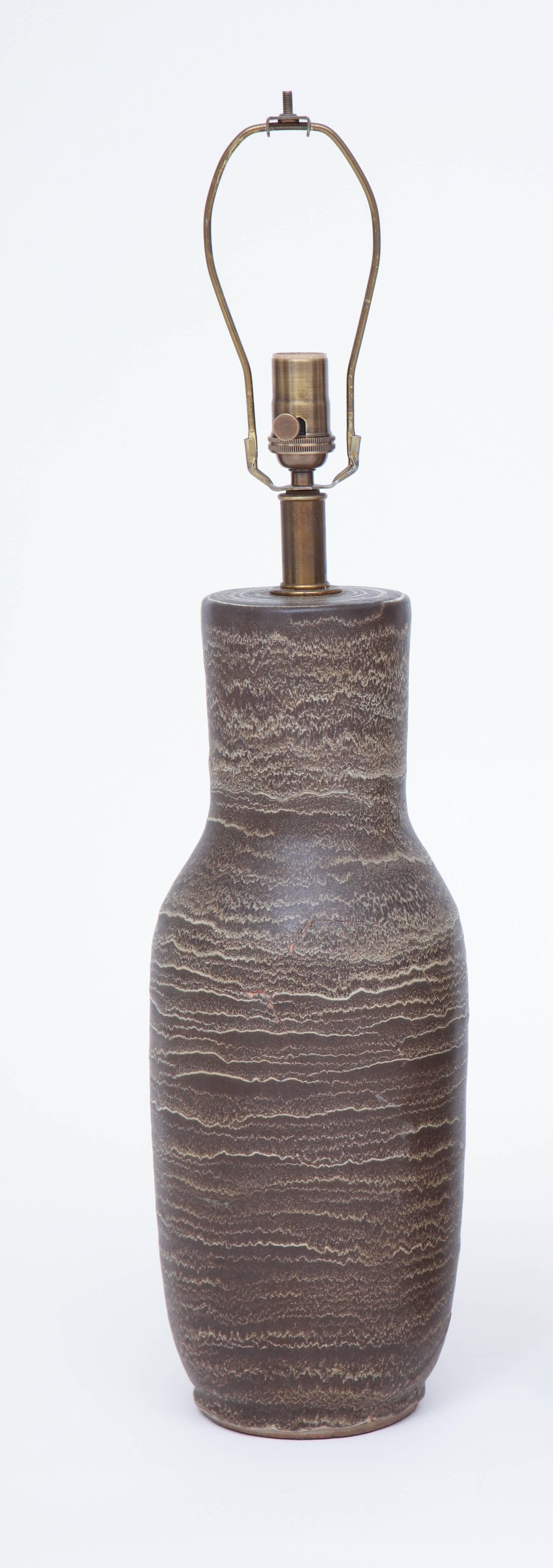 Mid-Century moderno Lampada da tavolo in ceramica marrone Lee Rosen di Design Technics in vendita