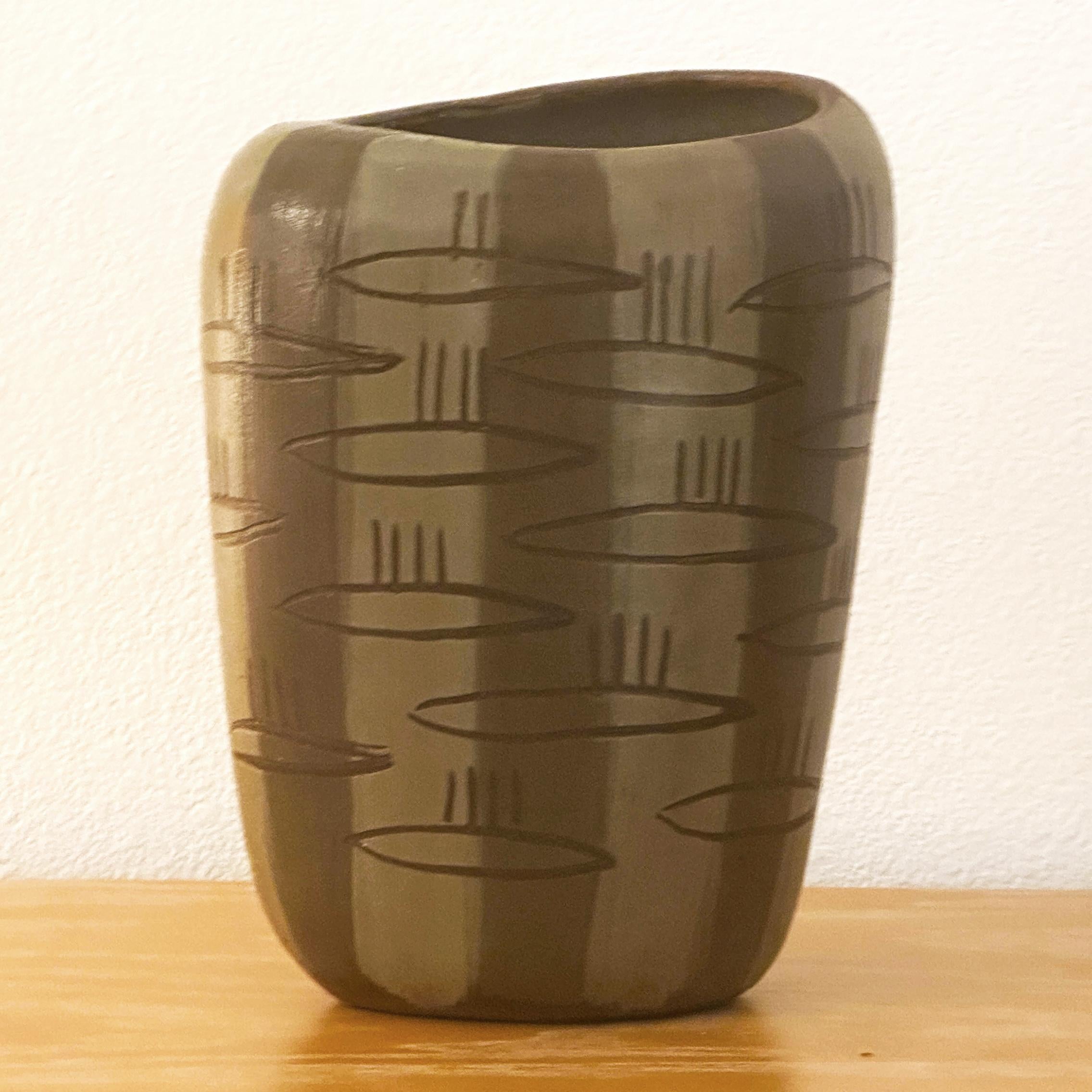 Lee Rosen Design Technics Incised & Slip Decorated Abstract Design Vase ca 1950s In Good Condition For Sale In Cathedral City, CA