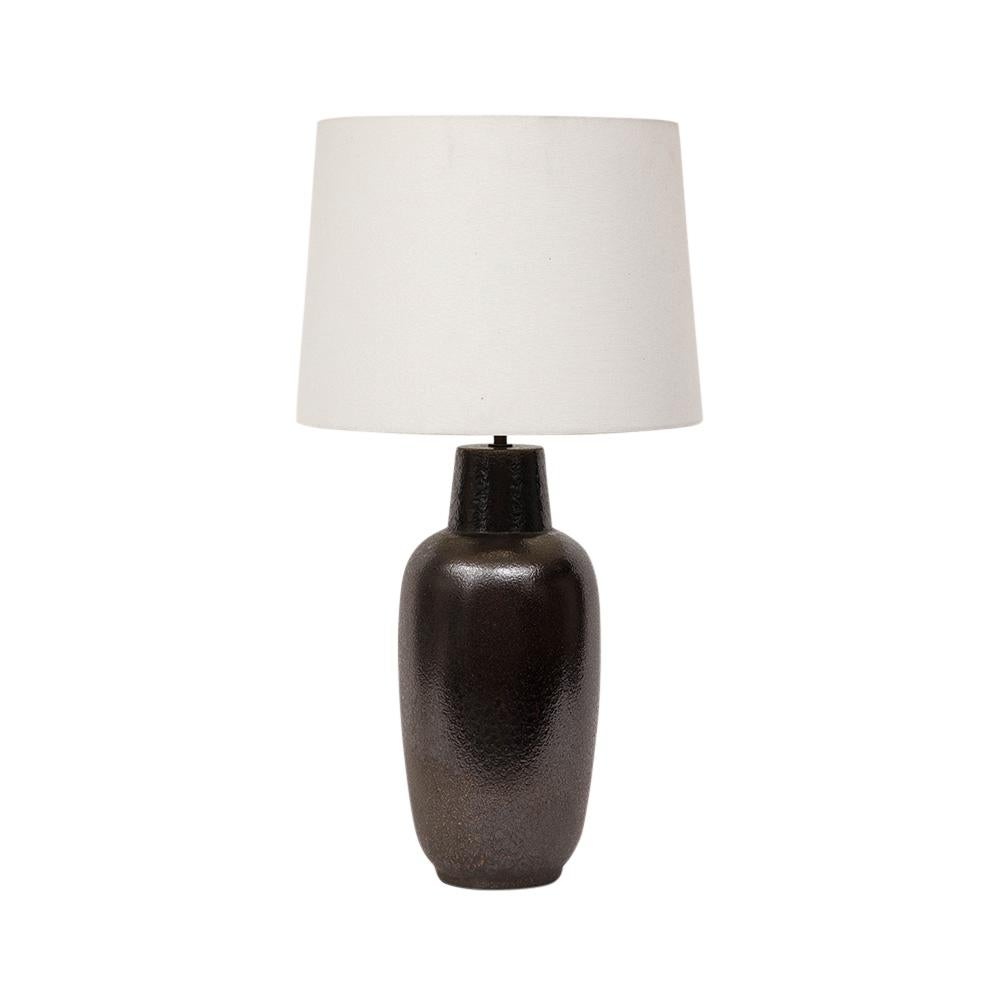 Lampe Design/One, Céramique, Glazed Gunmetal. Grande lampe en poterie, réalisée à la main, avec une glaçure bronze gunmetal sur de la terre cuite. Le corps de la lampe se rétrécit de 9,25 pouces, au niveau du ventre, à 6,13 pouces au niveau de la