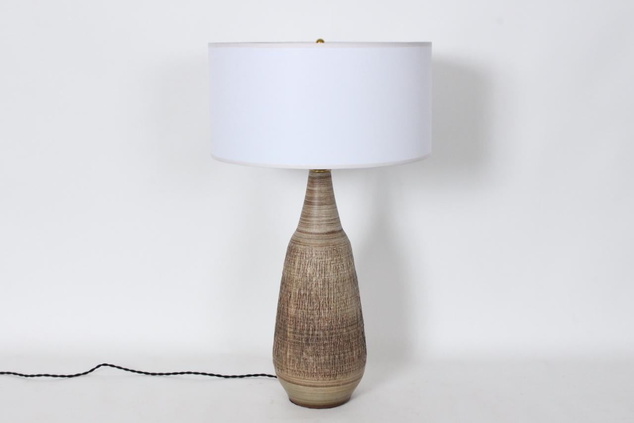 Lee Rosen Design-Technics Texturierte abgestufte Taupe Tischlampe (Moderne der Mitte des Jahrhunderts) im Angebot
