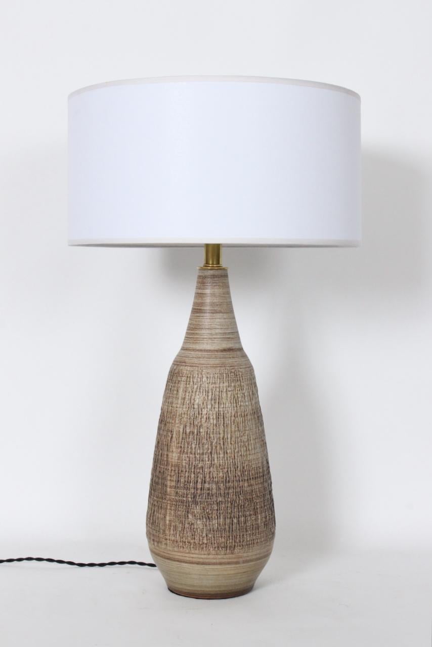 Lee Rosen Design-Technics Texturierte abgestufte Taupe Tischlampe (amerikanisch) im Angebot