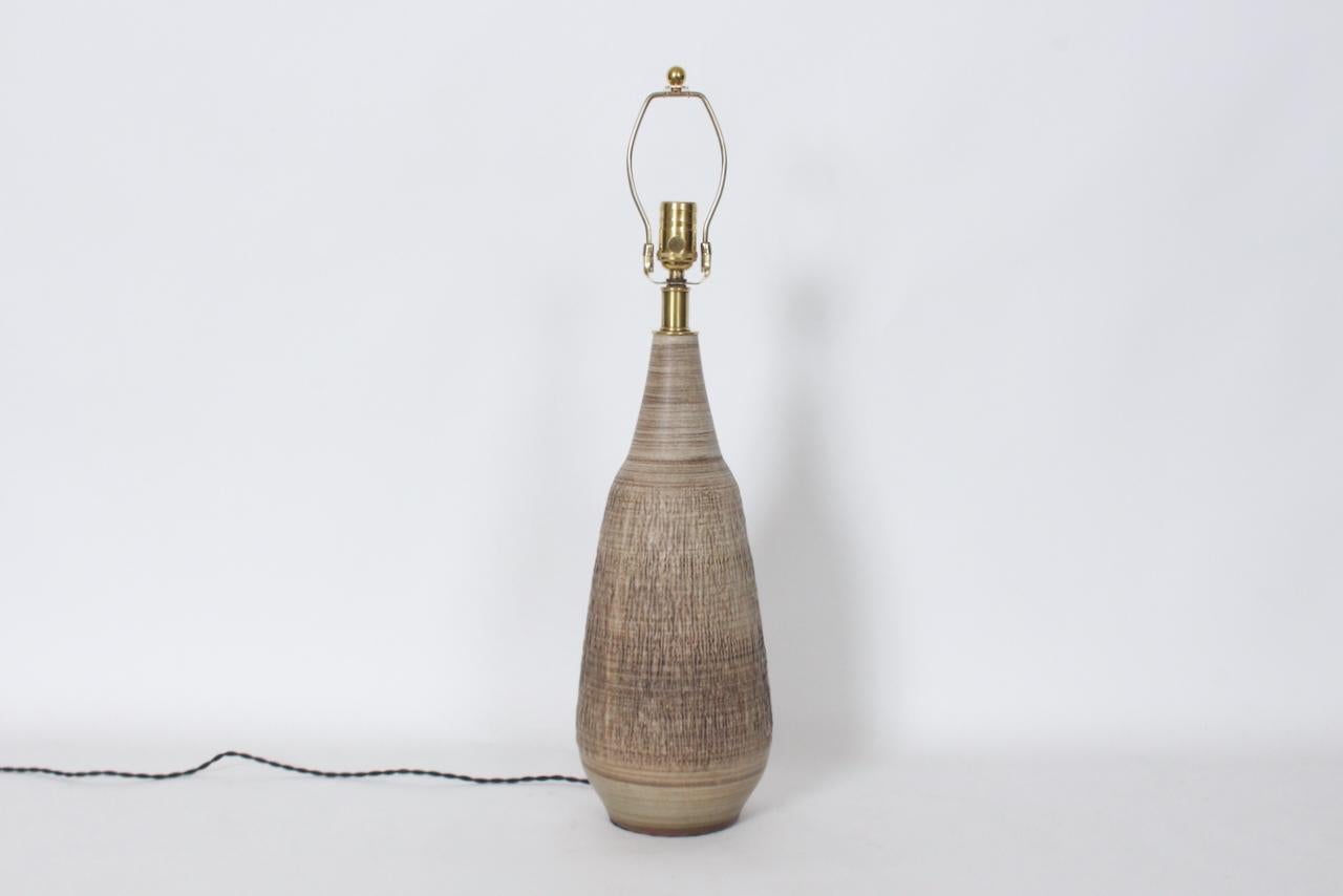 Lee Rosen Design-Technics Texturierte abgestufte Taupe Tischlampe im Zustand „Gut“ im Angebot in Bainbridge, NY