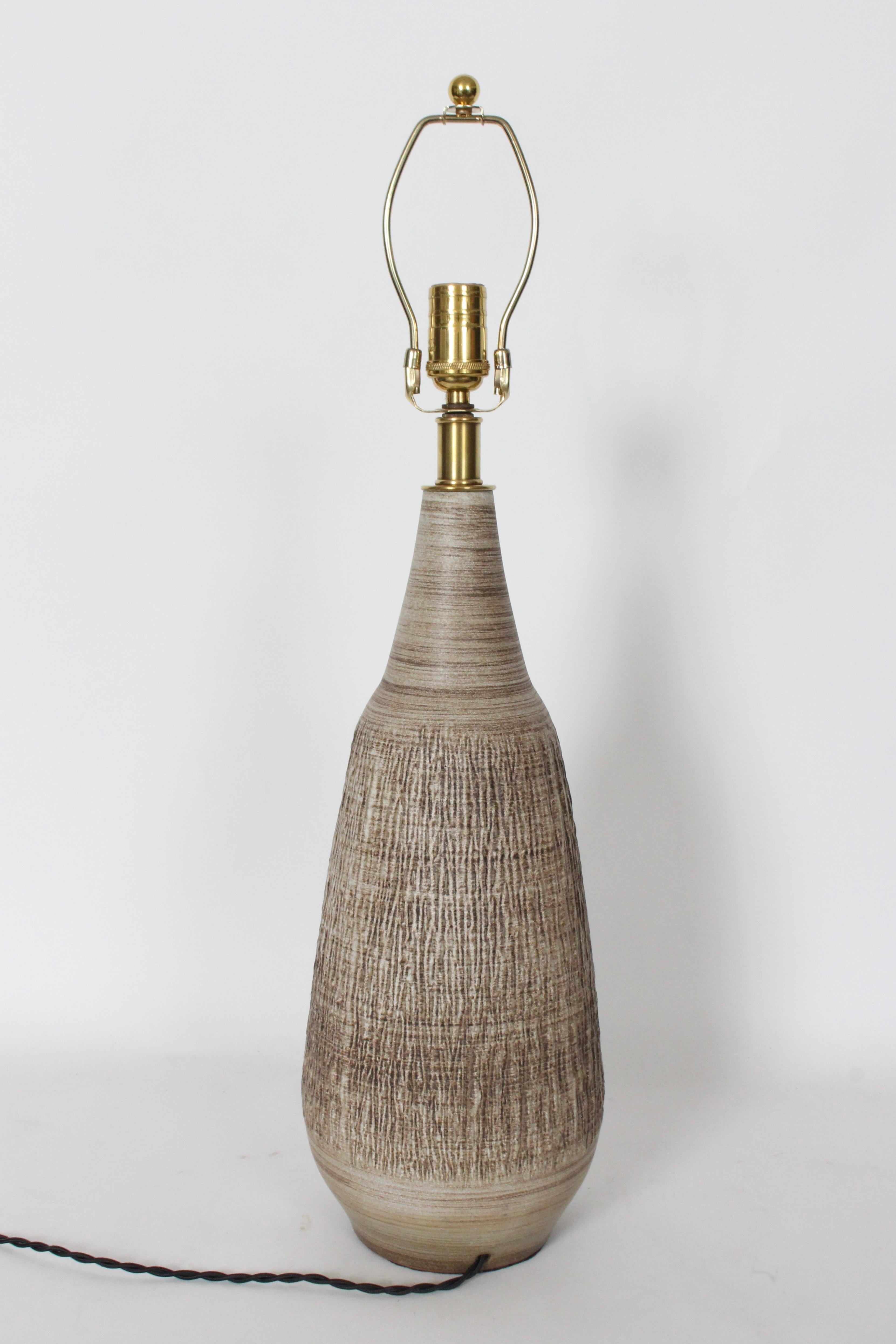 Lee Rosen Design-Technics Texturierte abgestufte Taupe Tischlampe (Mitte des 20. Jahrhunderts) im Angebot
