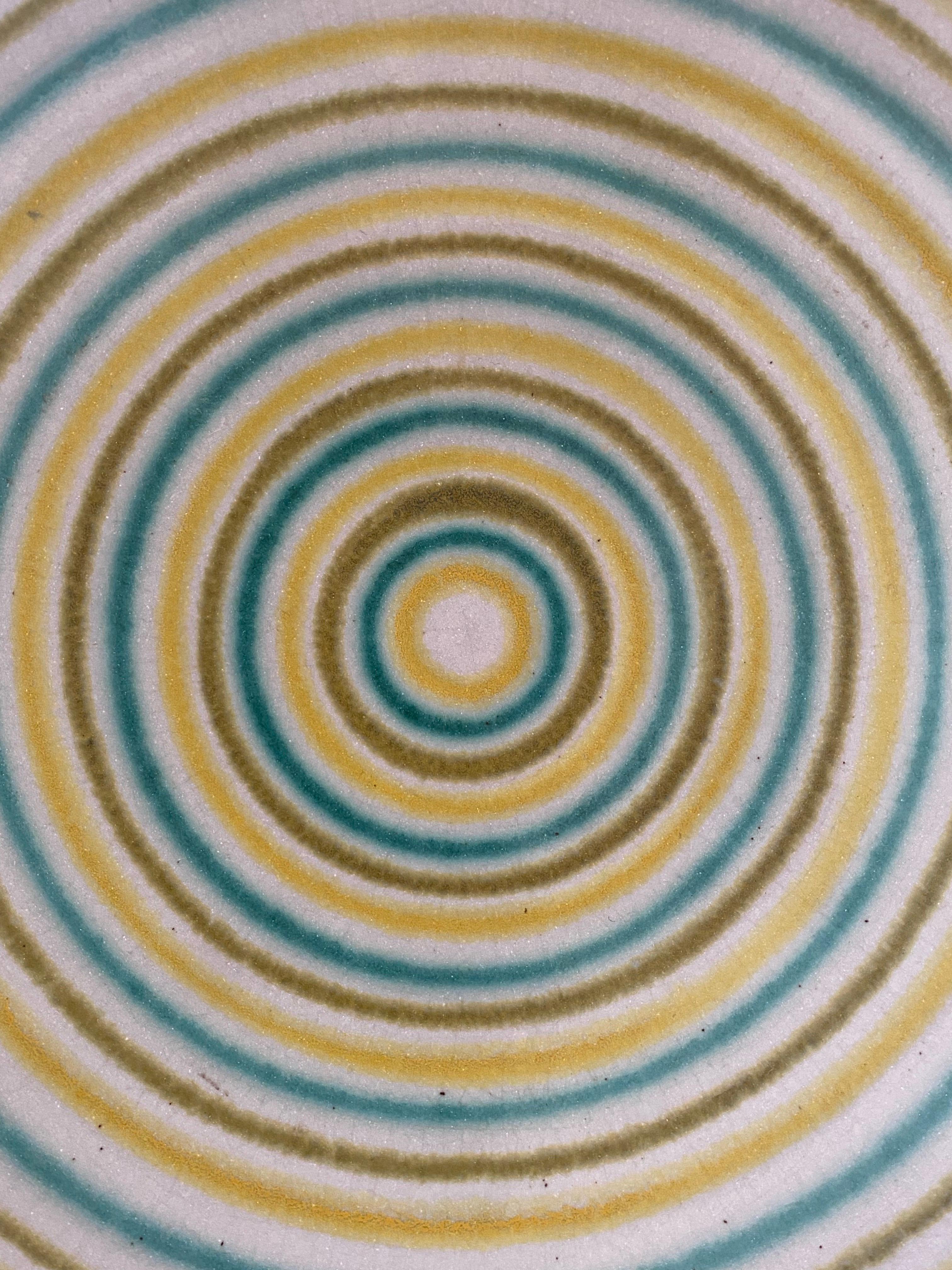 Cotto in fornace Lee Rosen per Design Technics Piatto da portata in ceramica con motivo a linee concentriche in vendita