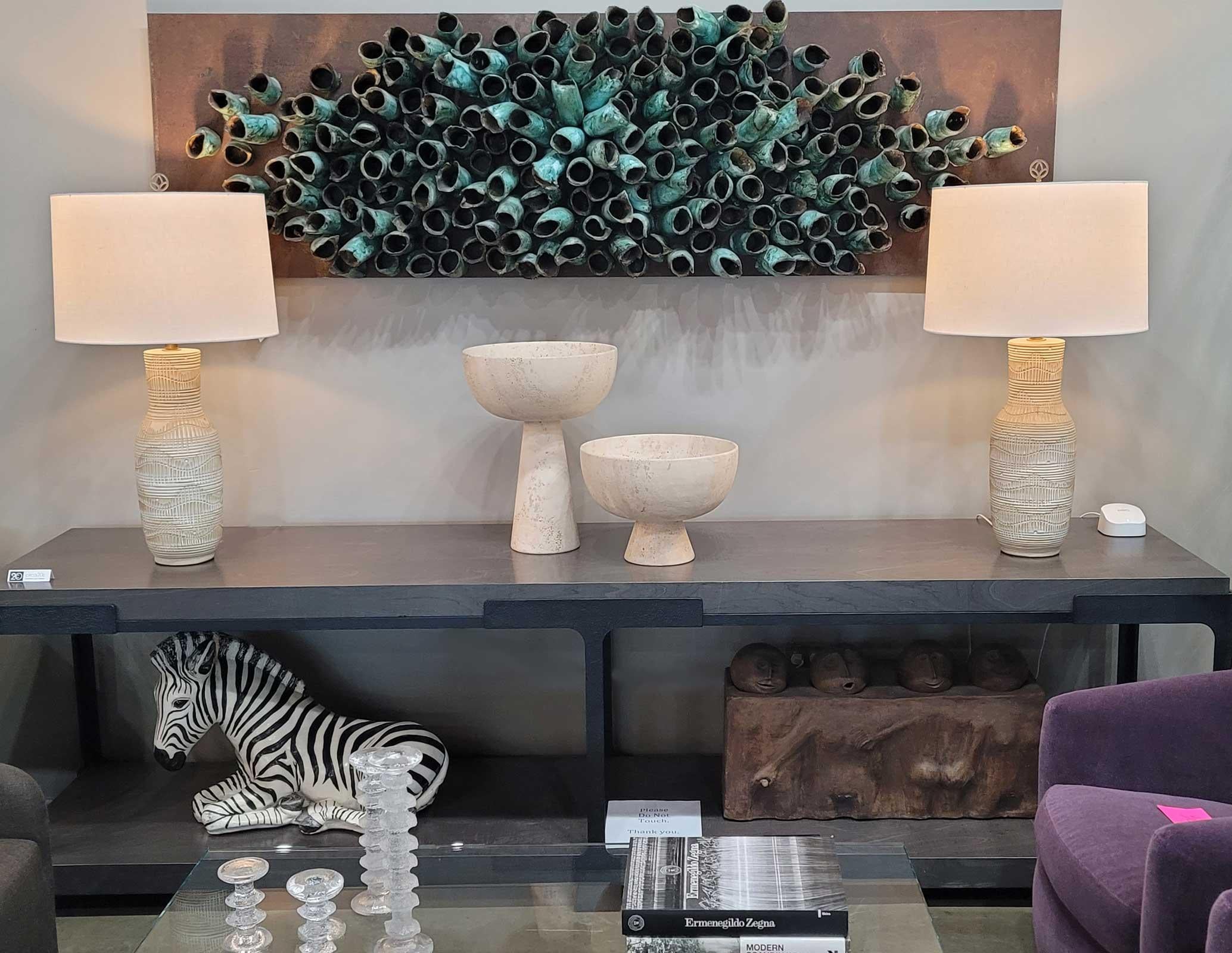 Un precioso par de lámparas de sobremesa de cerámica diseñadas por Lee Rosen para Design Technics. La cerámica está muy texturizada con un dibujo cuadriculado en blanco roto y beige. Los finales parecen ser de latón. Las persianas no están