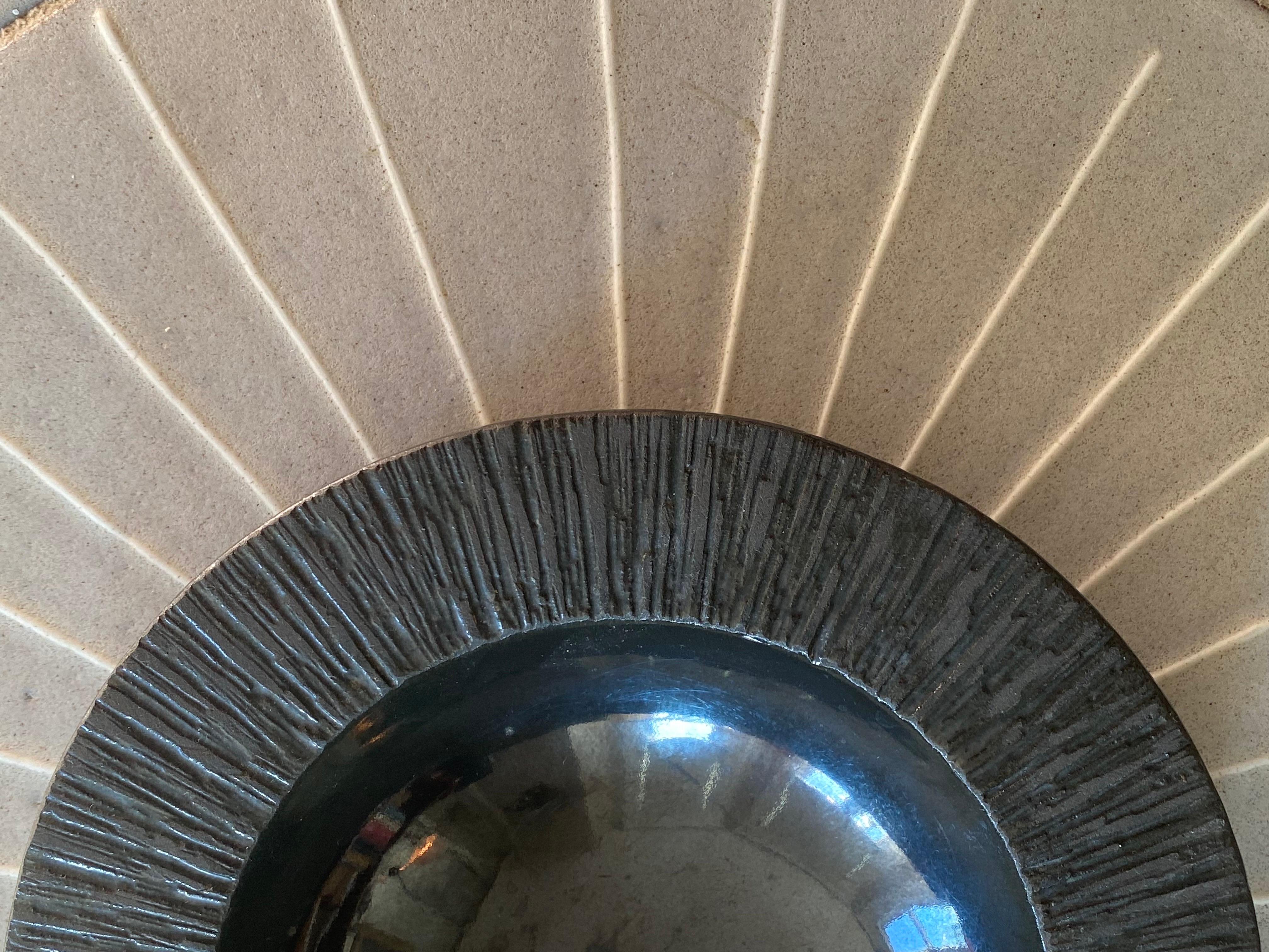 Lee Rosen für Design-Technics Graphit glasierte Keramikschale mit eingeschnittenem brutalistischem Linienmotiv am Rand. Der Rand ist matt glasiert, das Innere der Schale ist glänzend. Ein dynamisches Wechselspiel von rau und glatt zwischen den 2