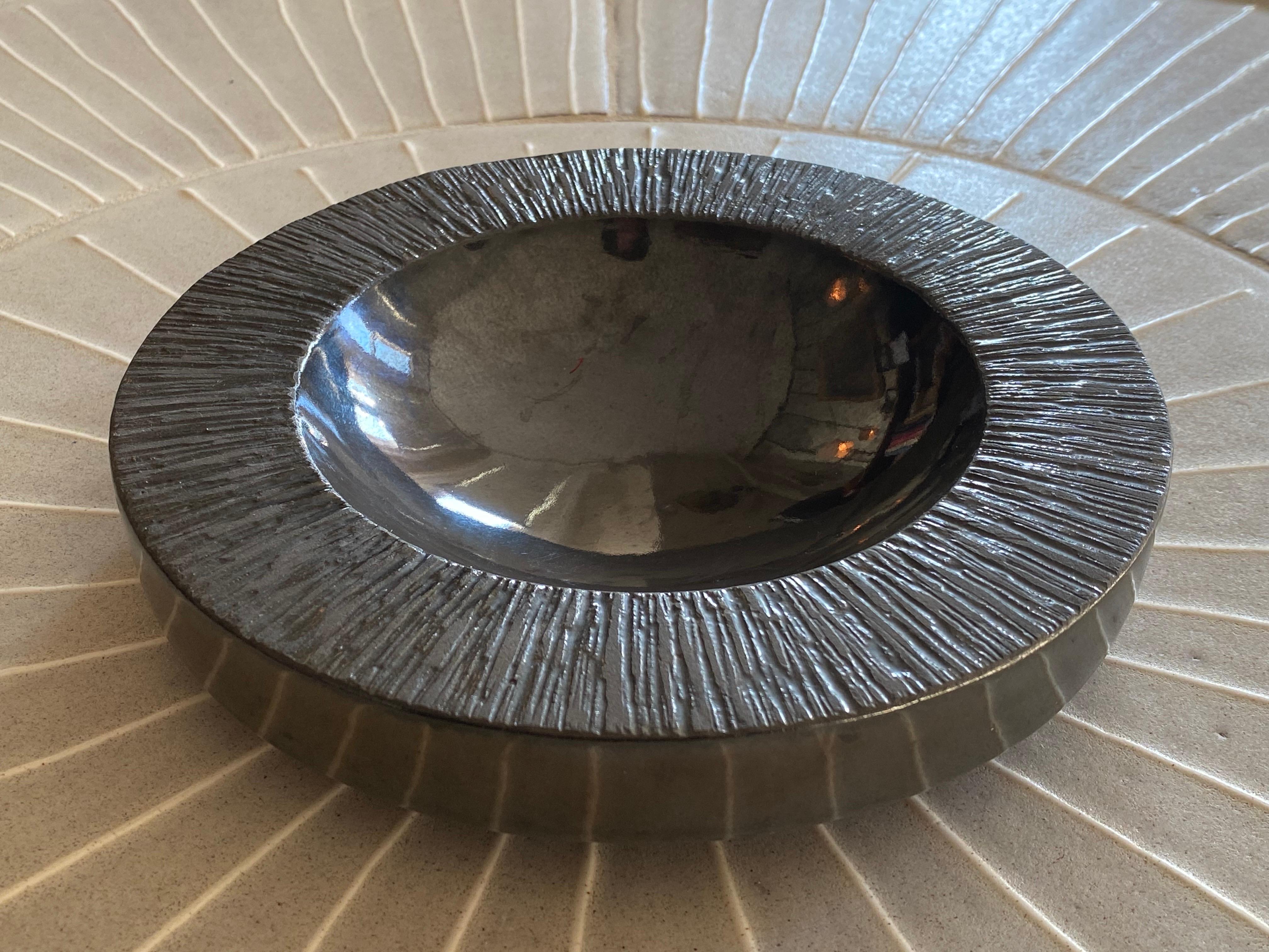 Lee Rosen für Design Technics Graphitgrau glasierte brutalistische Keramikschale (Moderne der Mitte des Jahrhunderts) im Angebot