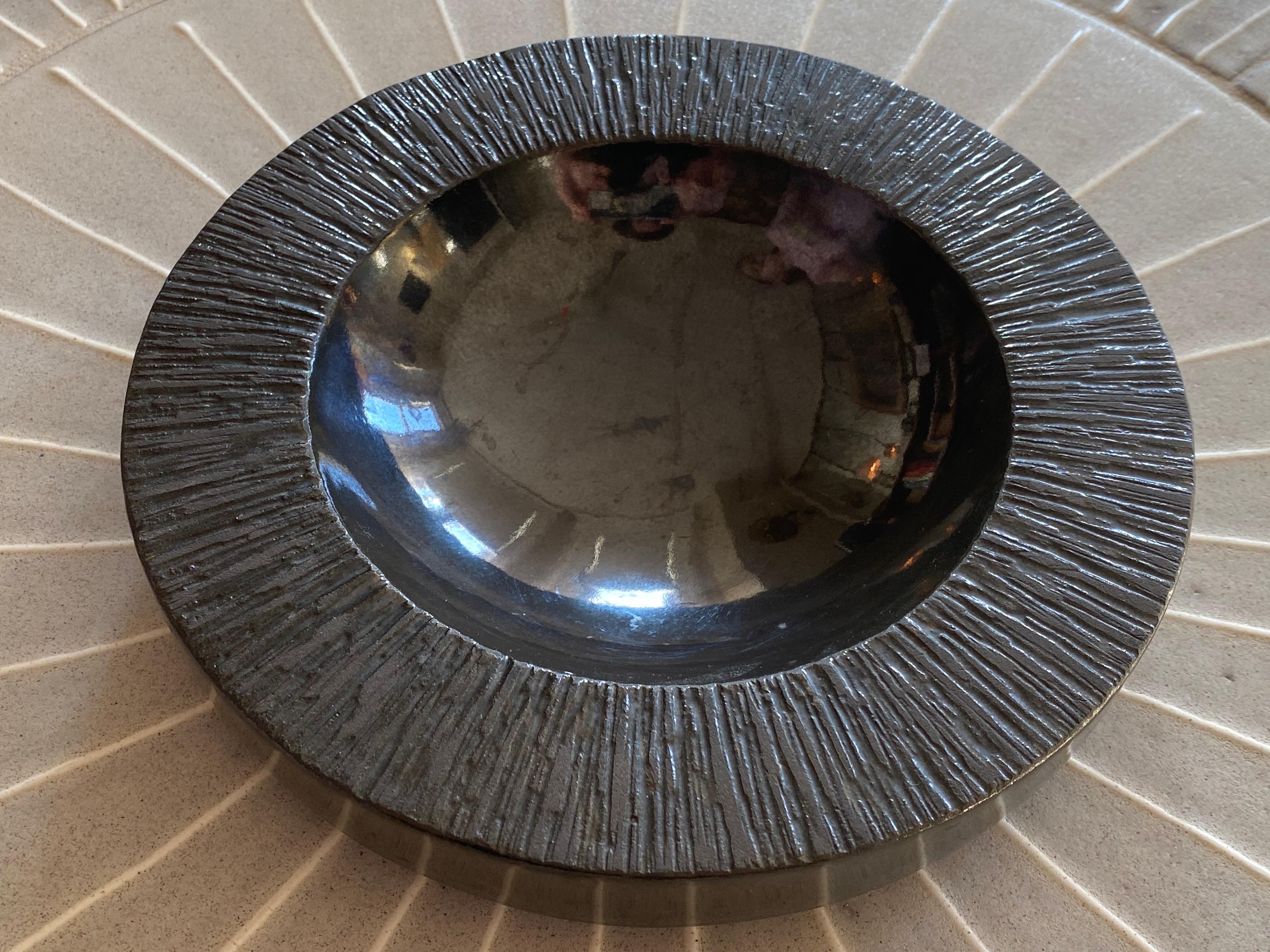 Lee Rosen für Design Technics Graphitgrau glasierte brutalistische Keramikschale (amerikanisch) im Angebot