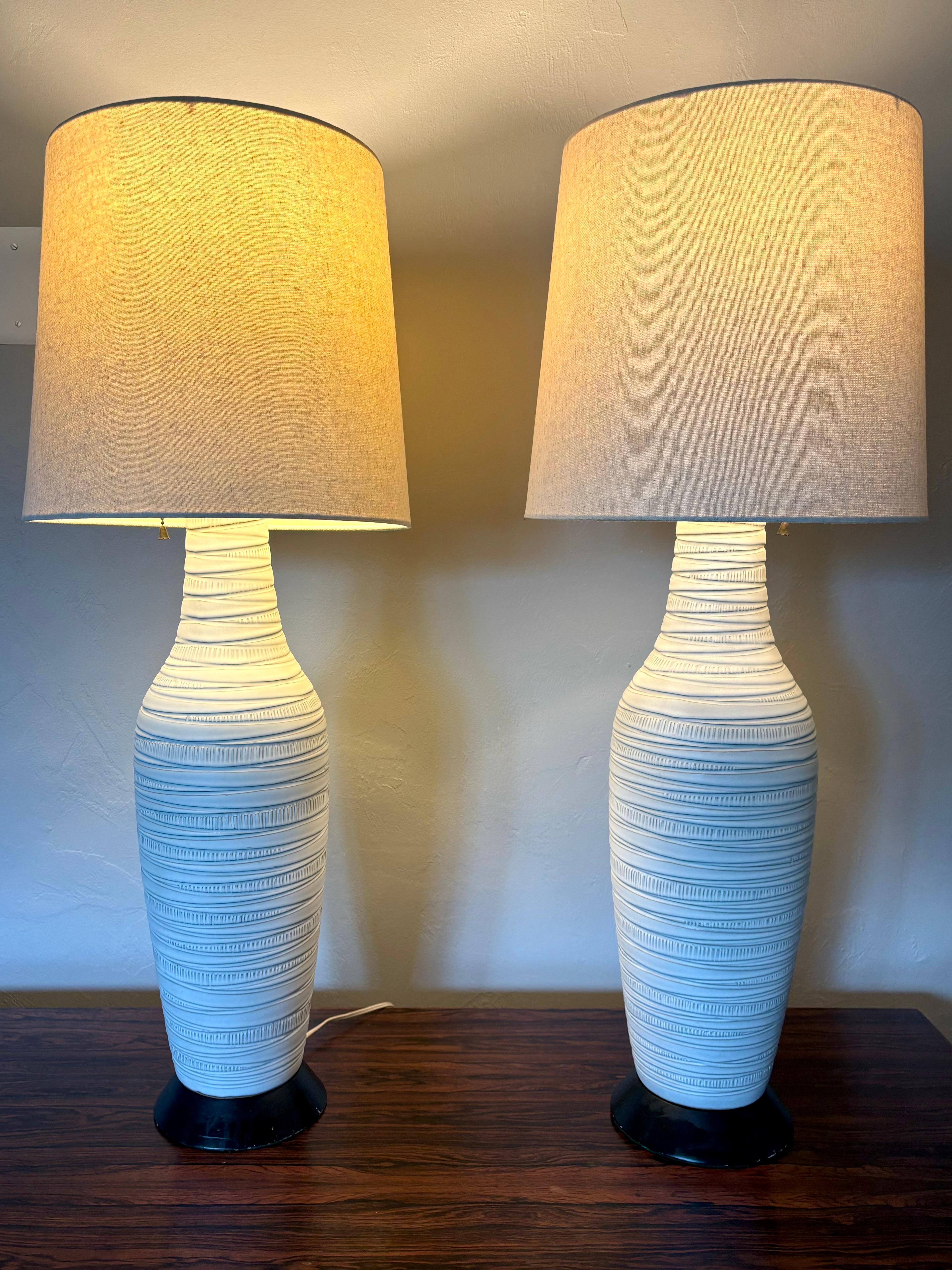 Lee Rosen per Design Technics, lampade da tavolo in ceramica smaltata a sgraffito realizzate a mano, caratterizzate da un'intramontabile forma di bottiglia in ceramica lavorata a ruota. Smaltato in un bellissimo bianco neutro con sfumature di grigio