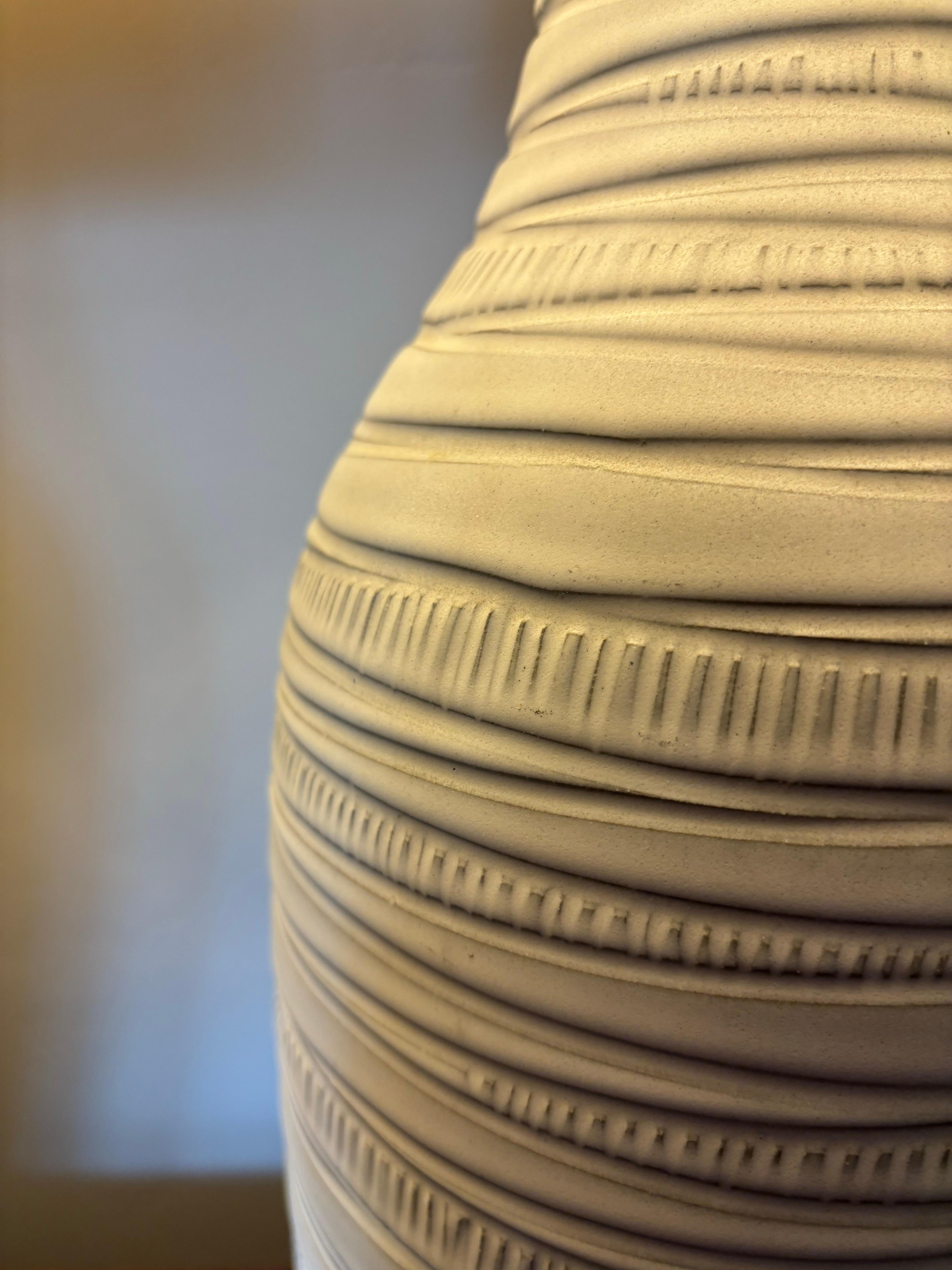 Mid-Century moderno Lee Rosen per Design Technics Lampade da tavolo in ceramica artistica naturale incisa, anni '60 in vendita