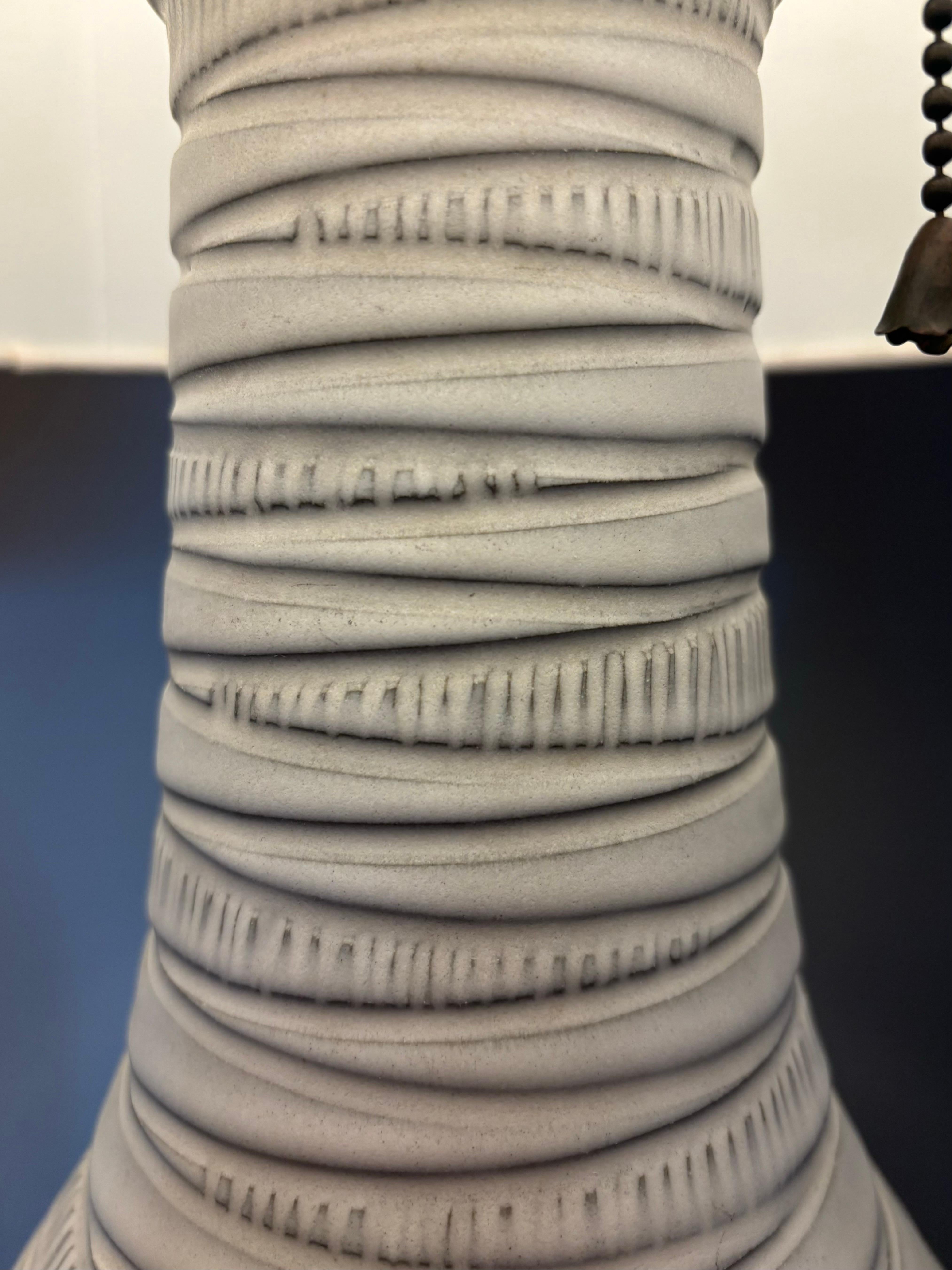 Americano Lee Rosen per Design Technics Lampade da tavolo in ceramica artistica naturale incisa, anni '60 in vendita