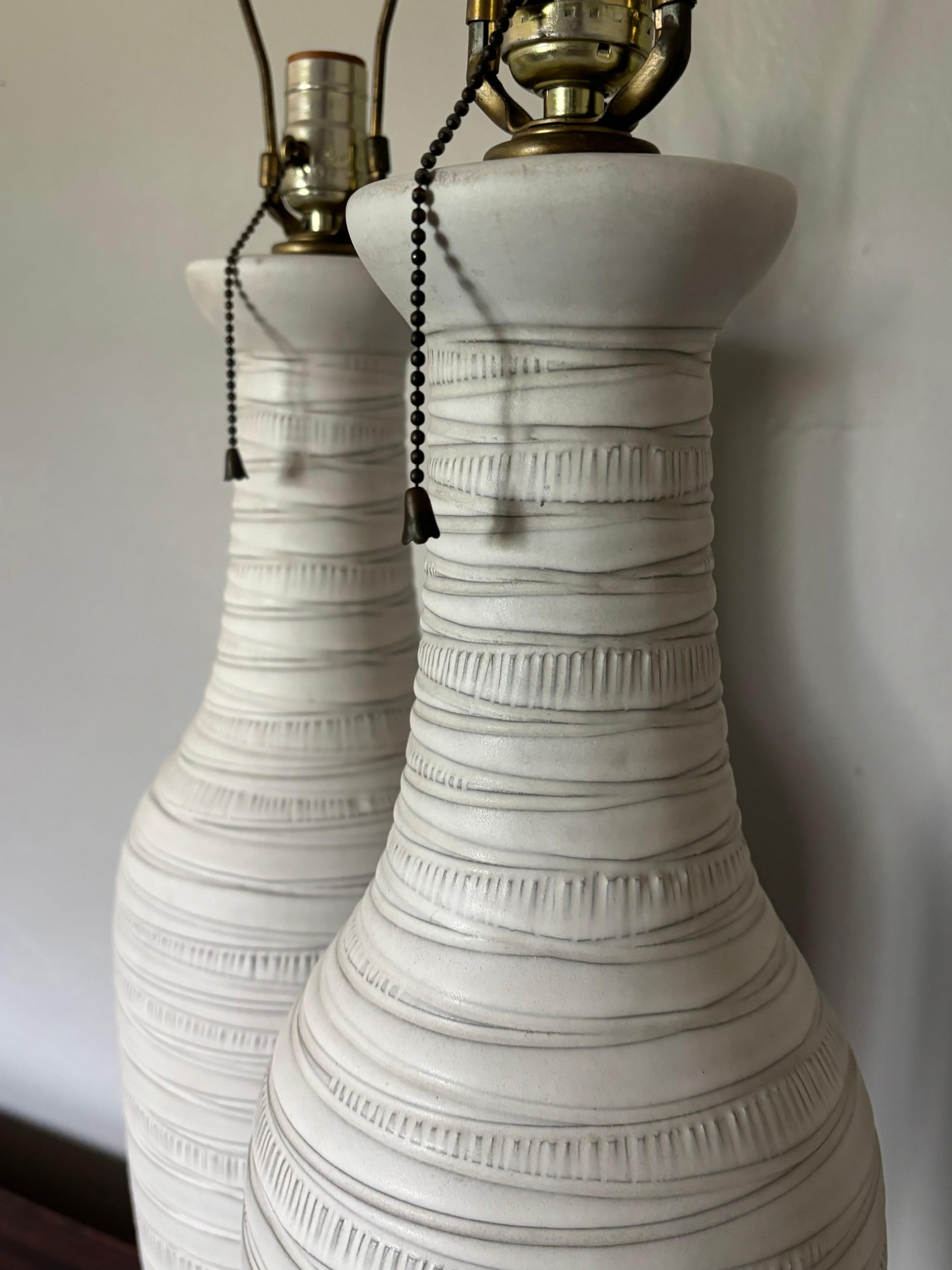 XX secolo Lee Rosen per Design Technics Lampade da tavolo in ceramica artistica naturale incisa, anni '60 in vendita