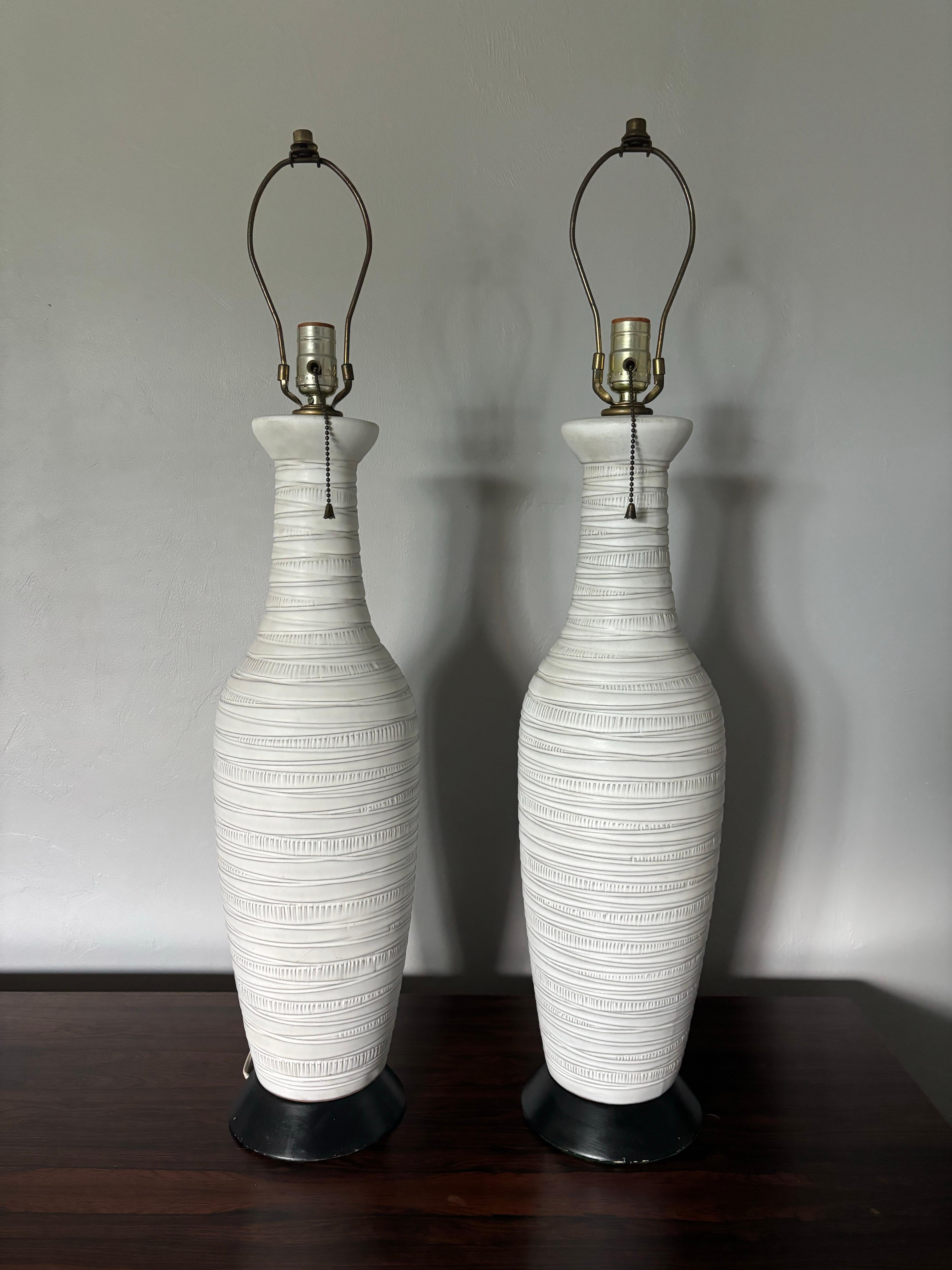 Ceramica Lee Rosen per Design Technics Lampade da tavolo in ceramica artistica naturale incisa, anni '60 in vendita