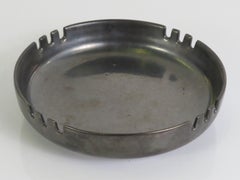 Lee Rosen para Design Technics Cenicero moderno de cerámica negra y metal de cañón Años 60