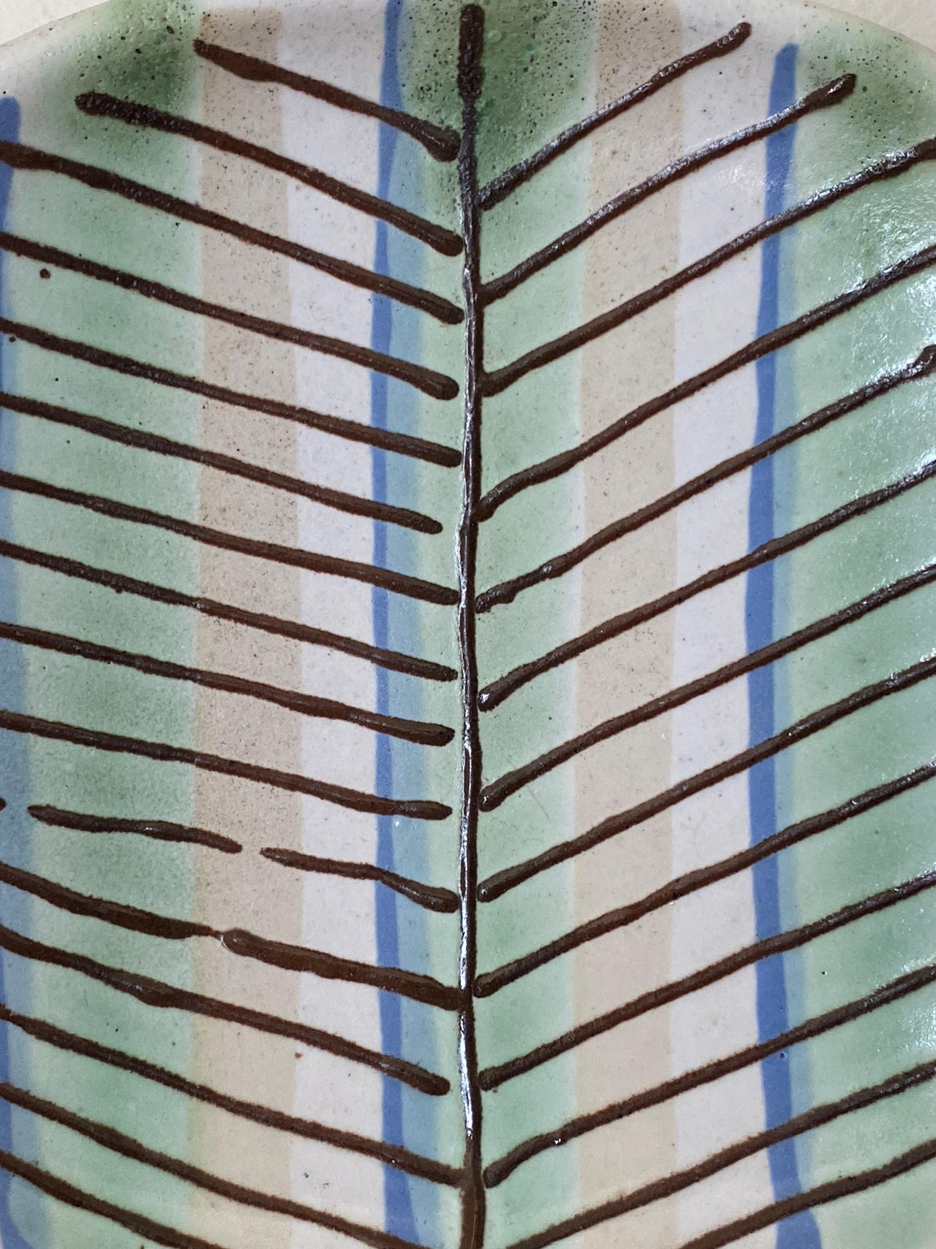 Organico moderno Lee Rosen per Design Technics Piatto con linee in rilievo Technic in vendita