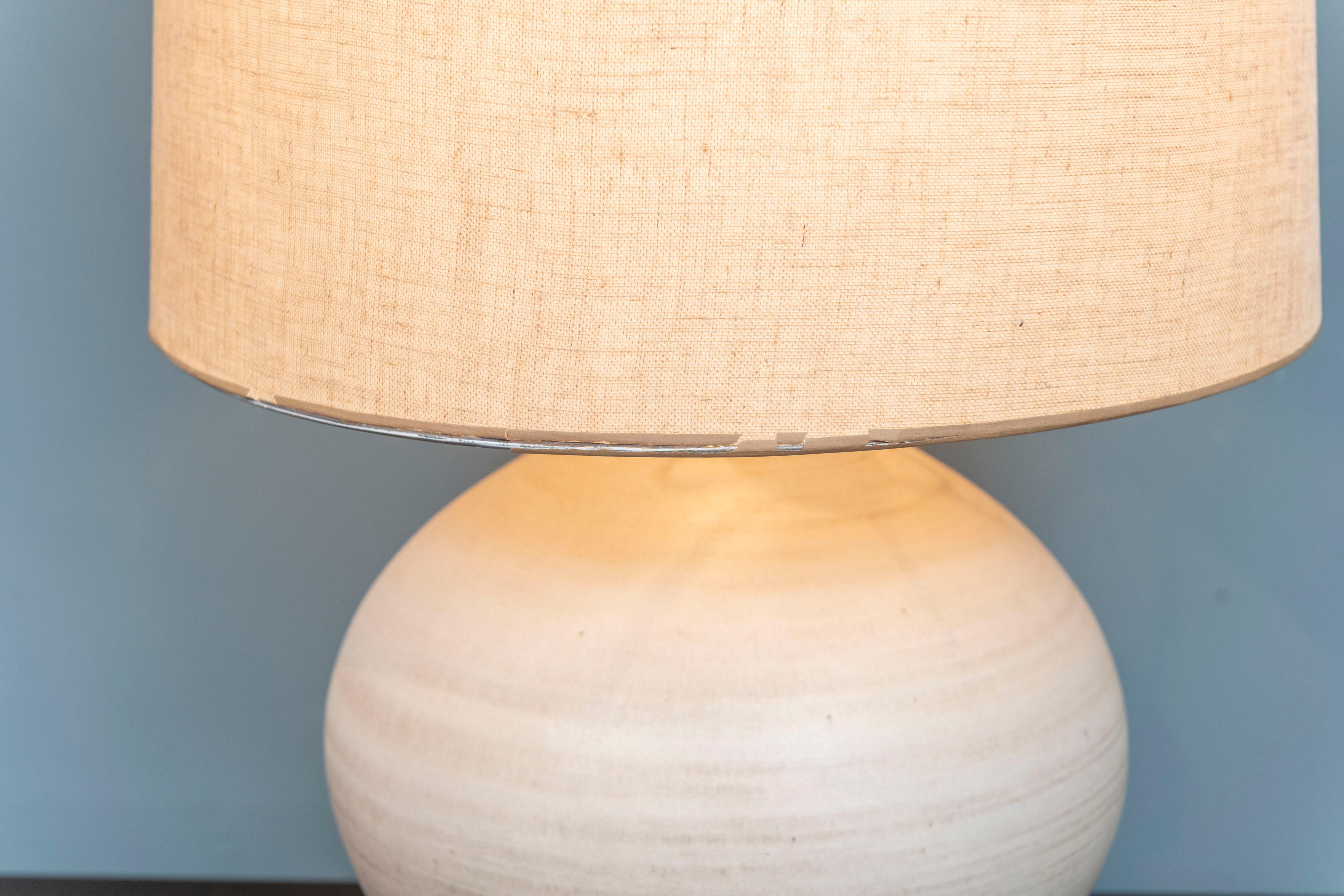Lee Rosen Große Tischleuchte für Design Technics, N.Y. Übergroße Lampe mit schönen Schichten von neutralen Farben und Original-Schatten, gestempelt.