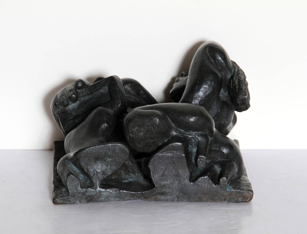 Moderne erotische Bronze-Tischskulptur von Lee Stoliar im Angebot 1